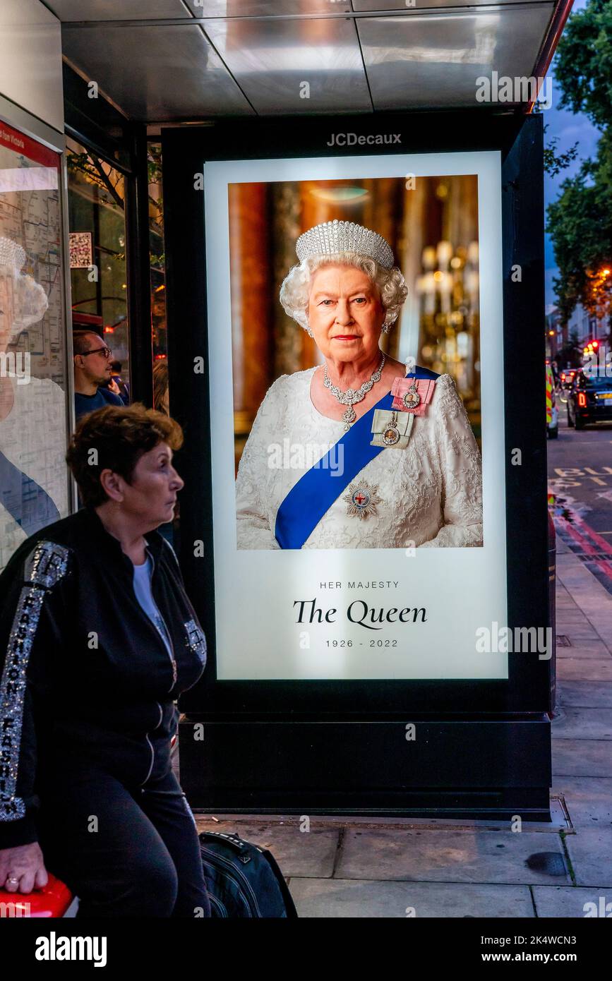 Der Tag nach dem Vergehen von Queen Elizabeth II. Eine Hommage an die Queen ist auf der Seite Einer Londoner Bushaltestelle in der Nähe des Buckingham Palace, London, Großbritannien, zu sehen. Stockfoto