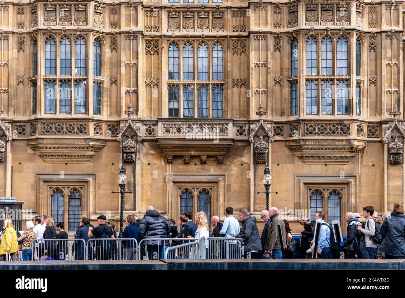 Briten und Menschen aus der ganzen Welt stehen Schlange, um die Königin in der Westminster Hall, London, Großbritannien, im Zustand liegen zu sehen. Stockfoto