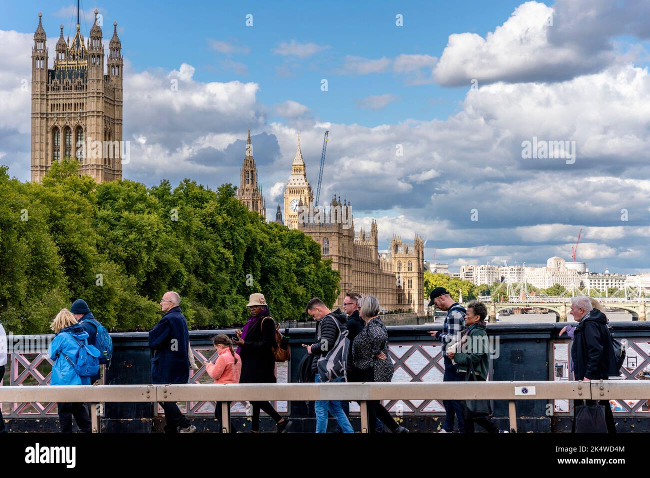 Briten und Menschen aus der ganzen Welt stehen auf der Lambeth Bridge an, um die Königin in der Westminster Hall, London, Großbritannien, im Zustand liegend zu sehen. Stockfoto