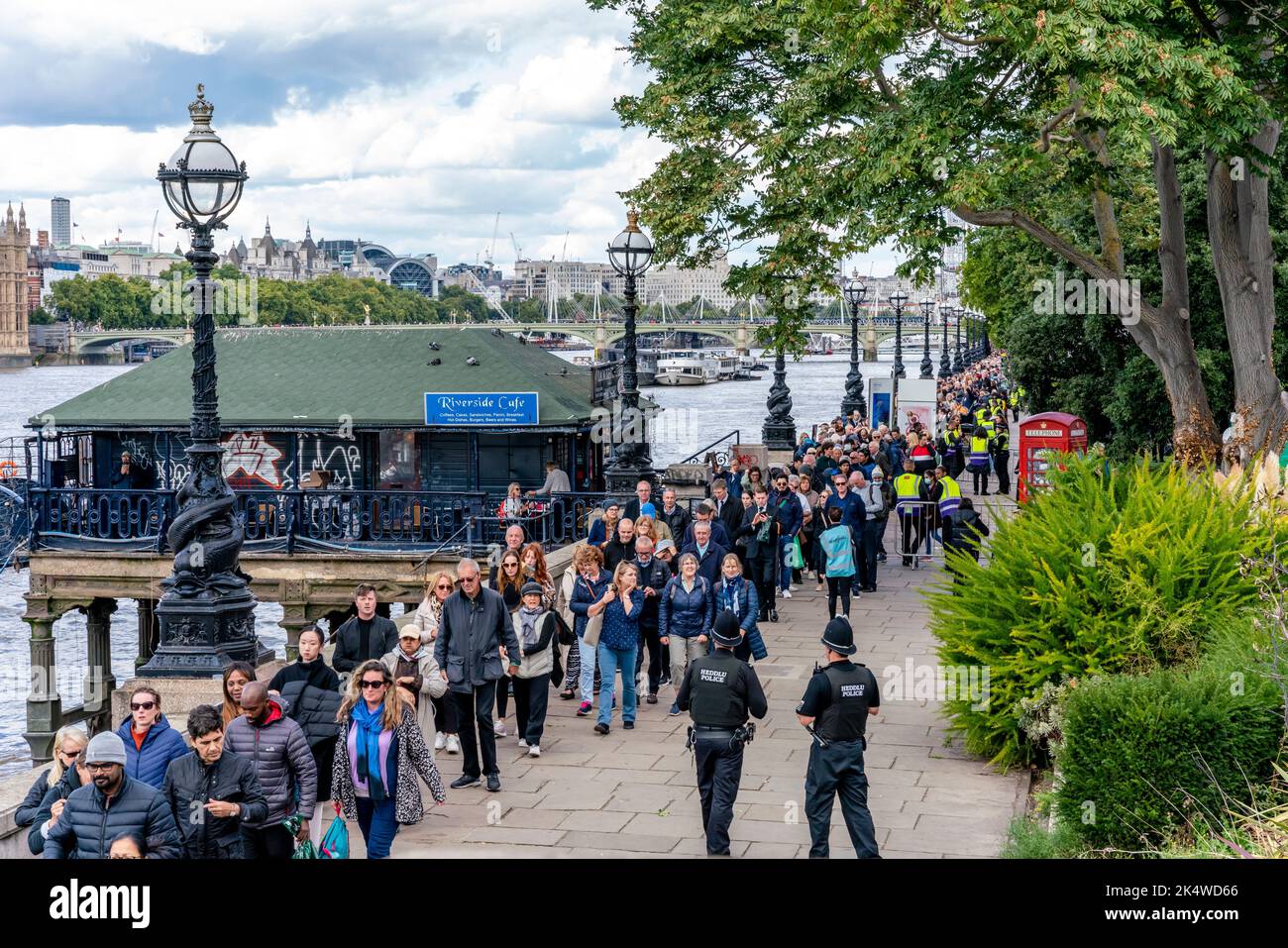 Briten und Menschen aus der ganzen Welt Schlange sich am Ufer der Themse, um die Königin in der Westminster Hall, London, Großbritannien, im Zustand liegen zu sehen. Stockfoto