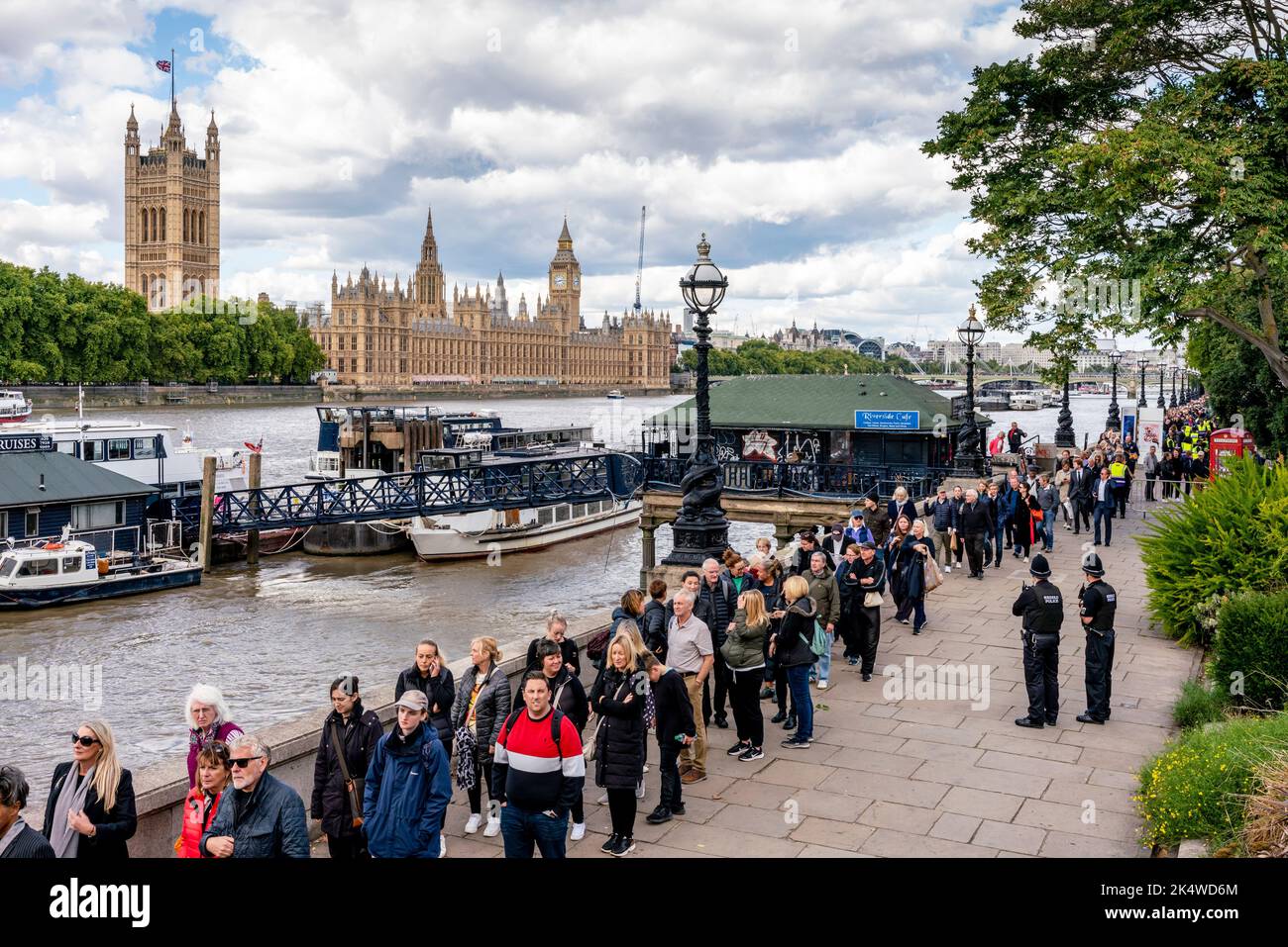 Briten und Menschen aus der ganzen Welt Schlange sich am Ufer der Themse, um die Königin in der Westminster Hall, London, Großbritannien, im Zustand liegen zu sehen. Stockfoto