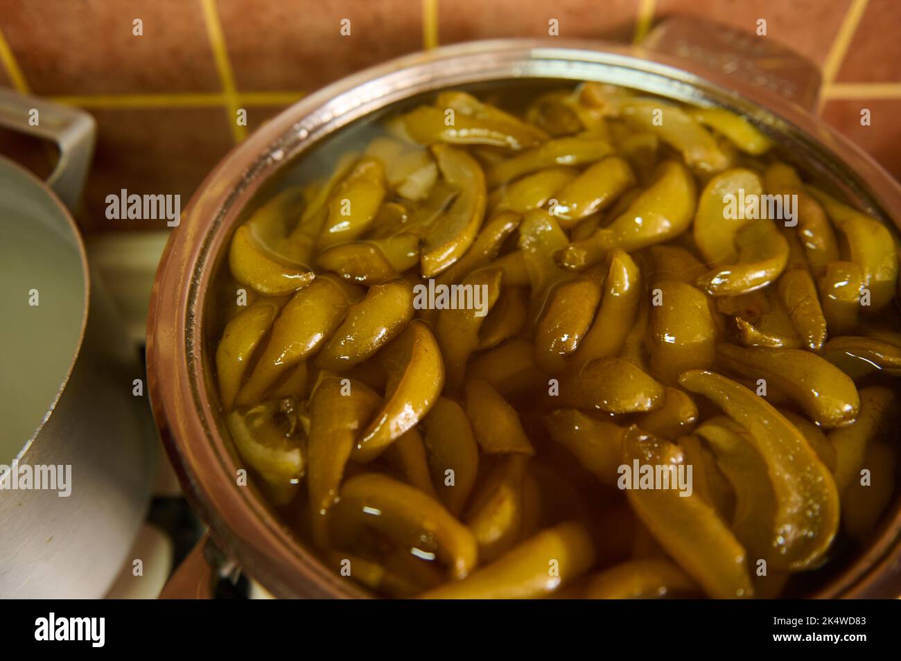 In einer Metallschüssel geschnittene Birnen mit Zucker in hoher Winkelansicht. Hausgemachte Marmelade wird zubereitet. Konserven von Lebensmitteln. Stockfoto In einer Metallschüssel geschnittene Birnen mit Zucker in hoher Winkelansicht. Hausgemachte Marmelade wird zubereitet. Konserven von Lebensmitteln. Stockfoto