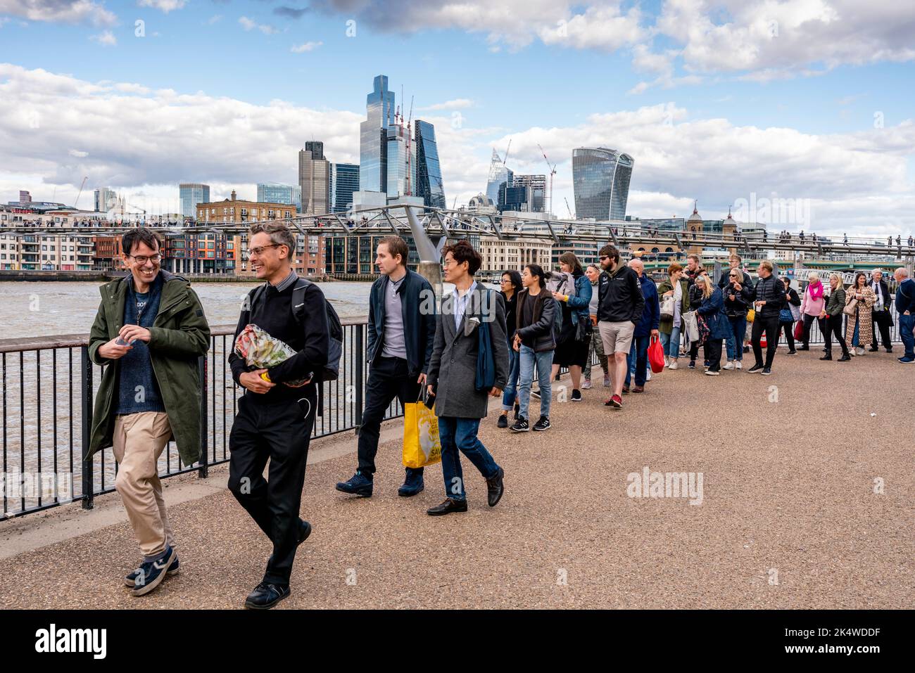 Briten und Menschen aus der ganzen Welt stehen an der Southbank, um die Königin in der Westminster Hall, London, Großbritannien, im Zustand liegen zu sehen. Stockfoto