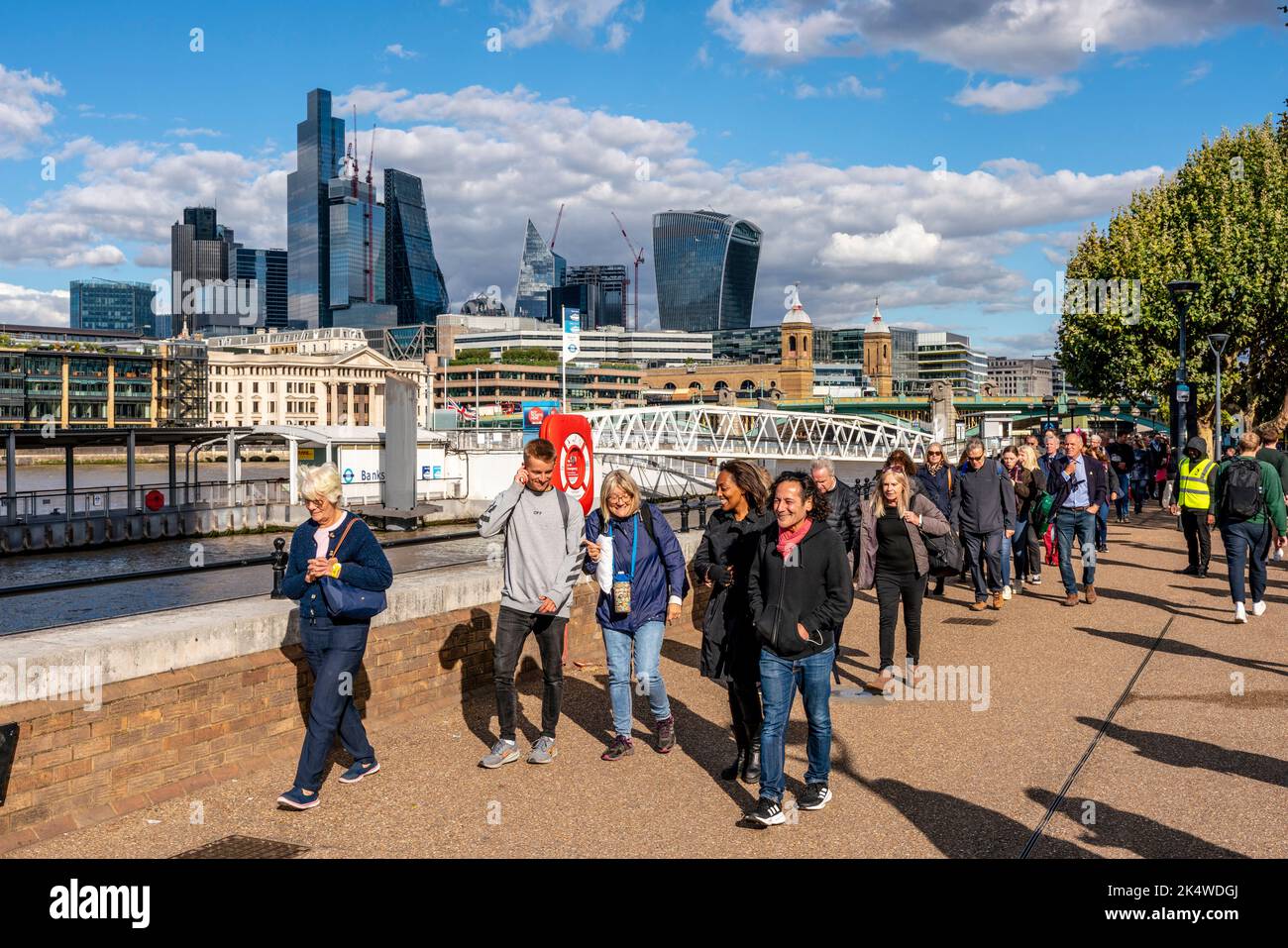 Briten und Menschen aus der ganzen Welt stehen an der Southbank, um die Königin in der Westminster Hall, London, Großbritannien, im Zustand liegen zu sehen. Stockfoto