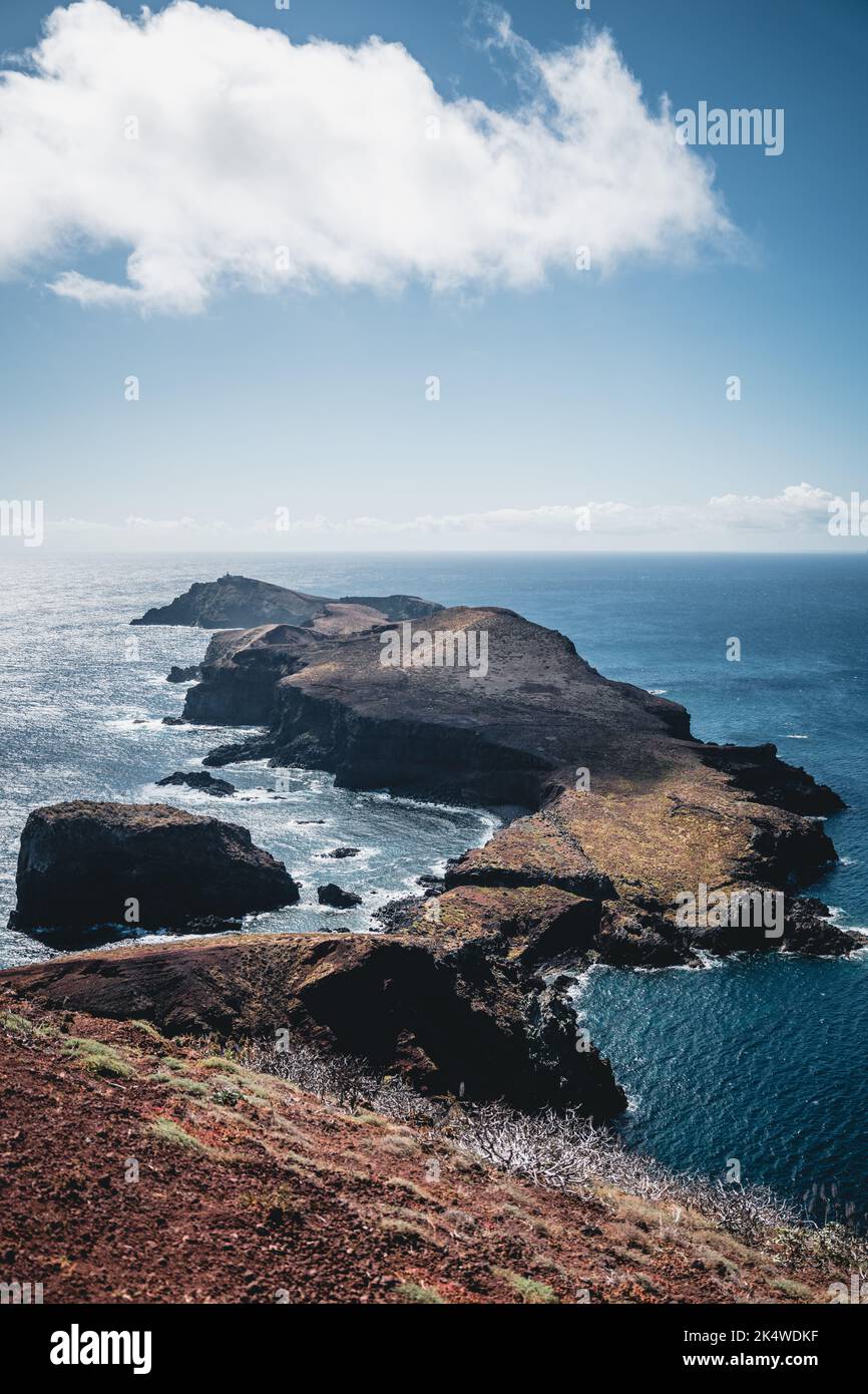 Luftaufnahme der felsigen Küste in der Nähe von Ponta de Sao, Lourenco, Canical, Madeira, Portugal Stockfoto