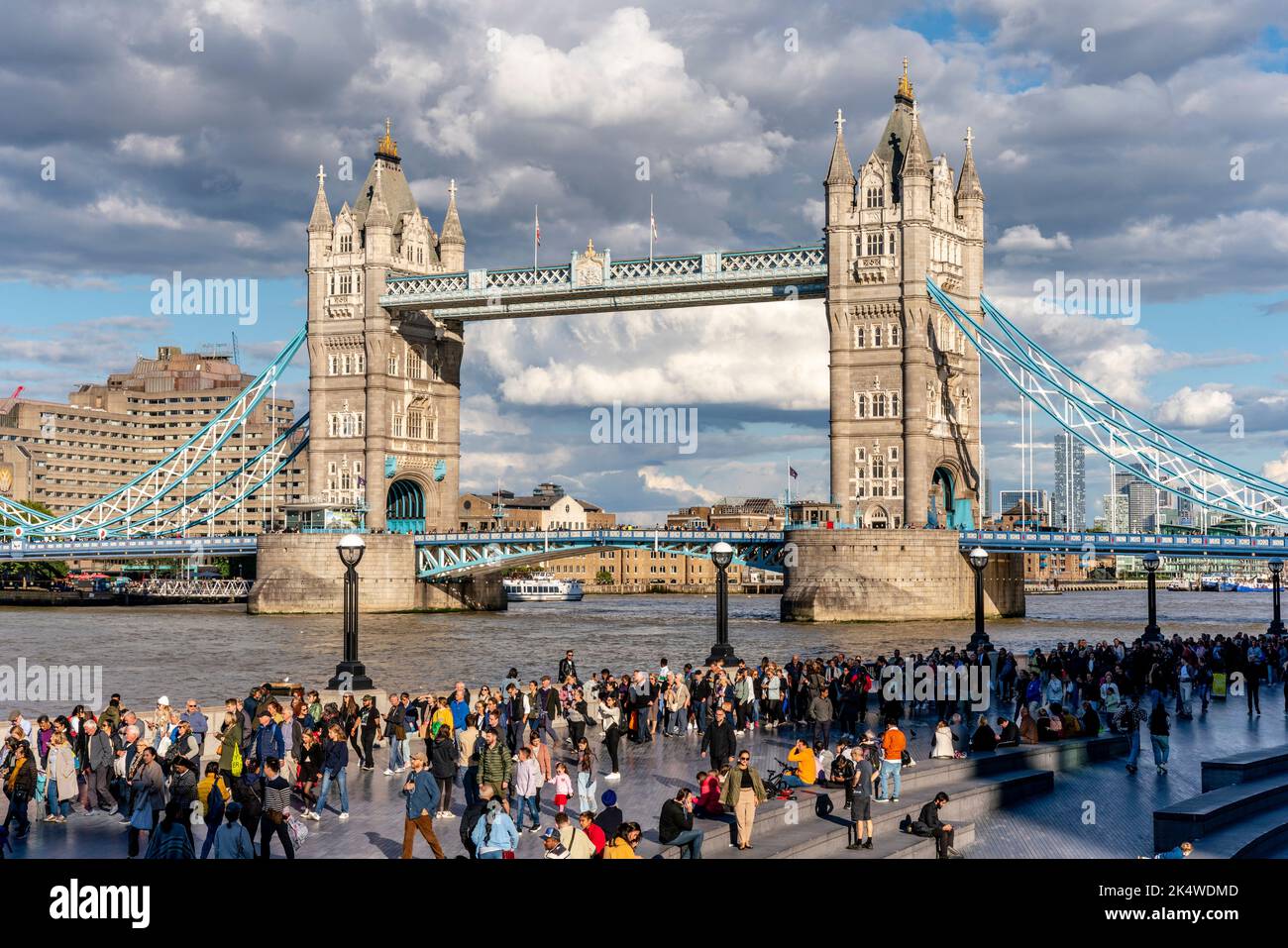 Die Briten und Menschen aus der ganzen Welt stehen auf der Tower Bridge, um die Königin in der Westminster Hall, London, Großbritannien, im Zustand zu sehen Stockfoto