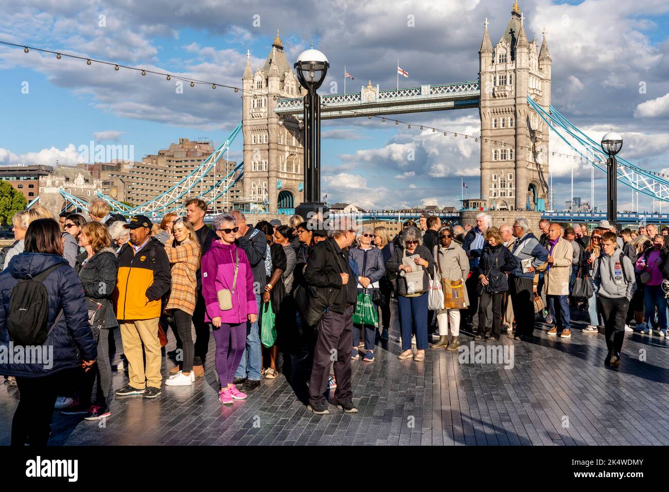 Die Briten und Menschen aus der ganzen Welt stehen auf der Tower Bridge, um die Königin in der Westminster Hall, London, Großbritannien, im Zustand zu sehen Stockfoto