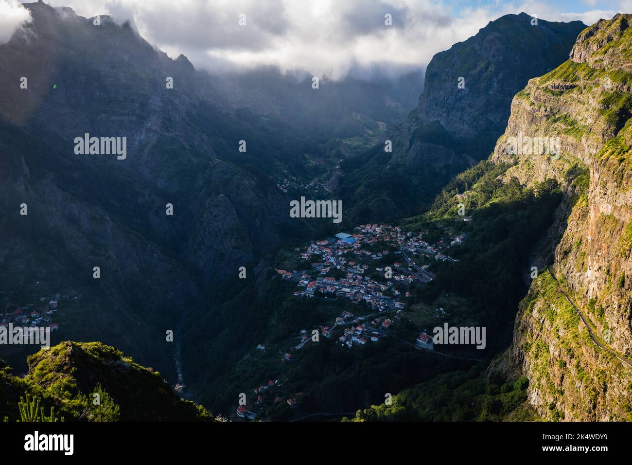 Luftaufnahme des Dorfes Curral das Freiras in den Binnenbergen, Madeira, Portugal Stockfoto
