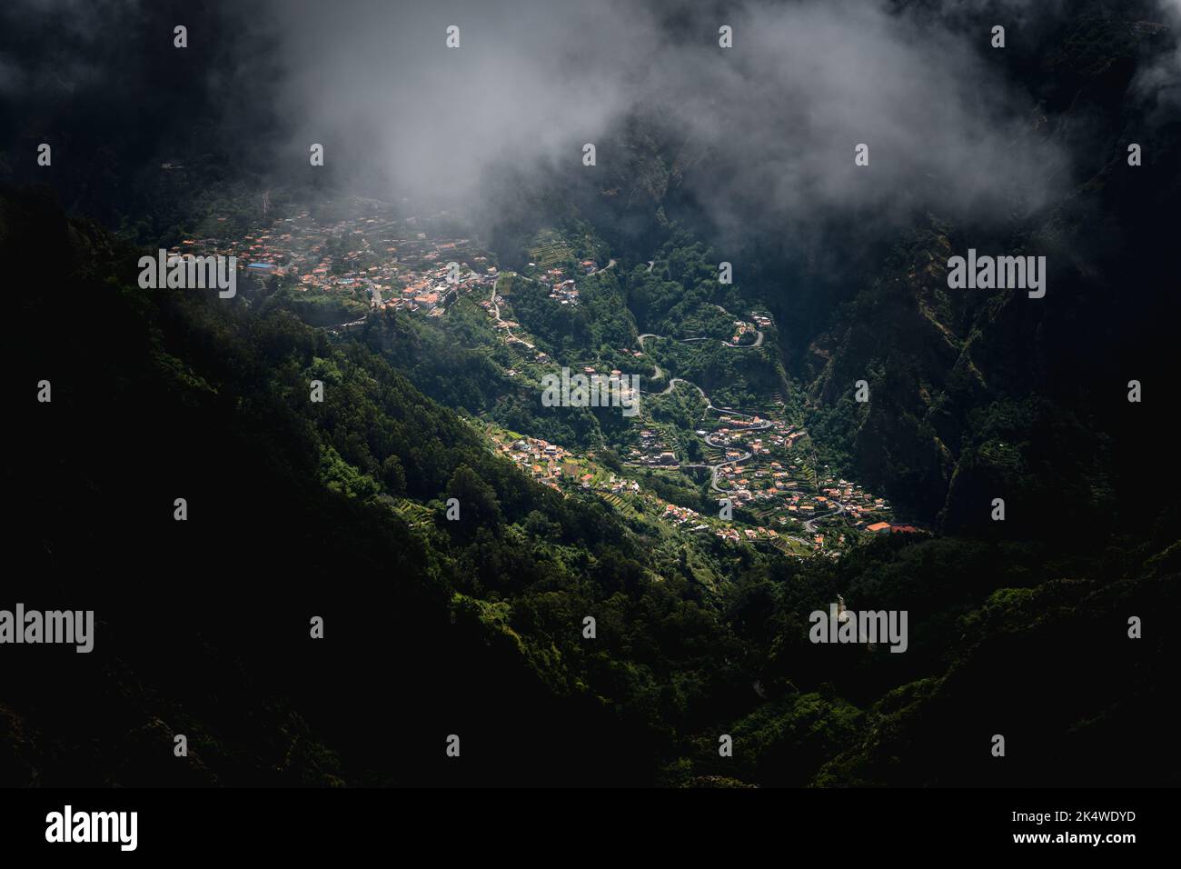 Luftaufnahme des Dorfes Curral das Freiras in den Binnenbergen, Madeira, Portugal Stockfoto