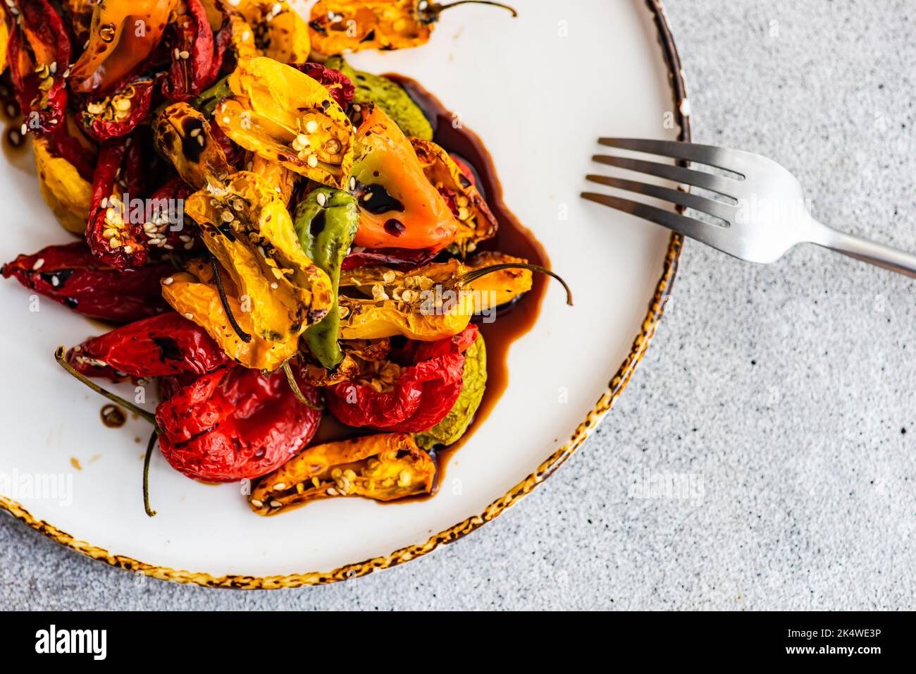 Geröstete Chilischoten mit Sesam Stockfoto