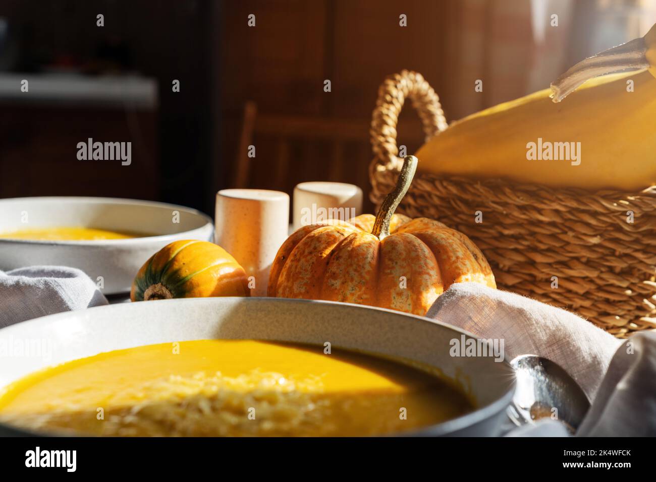 Schüssel mit hausgemachter cremiger Kürbissuppe mit Käsegarnitur Stockfoto