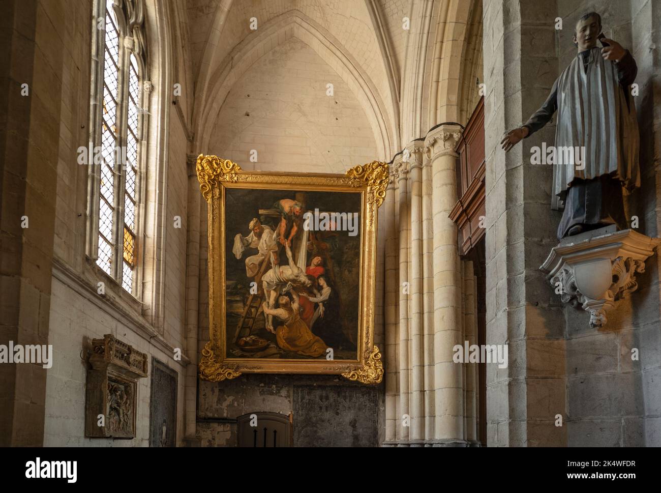 Kathedrale von Saint-Omer Pas de Calais France September 2022 Gemälde vom Kreuzabstieg von Peter Paul Rubens in der Kathedrale von Saint-Omer, 1616 Sai Stockfoto
