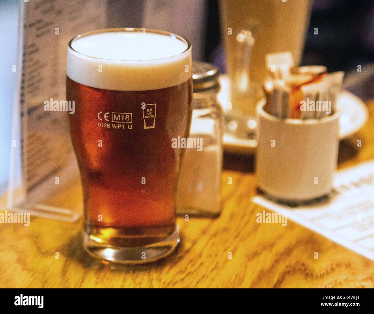 Eine kurze Maßnahme, ein halbes Pint Bier, schoss dicht auf eine Tischplatte Stockfoto