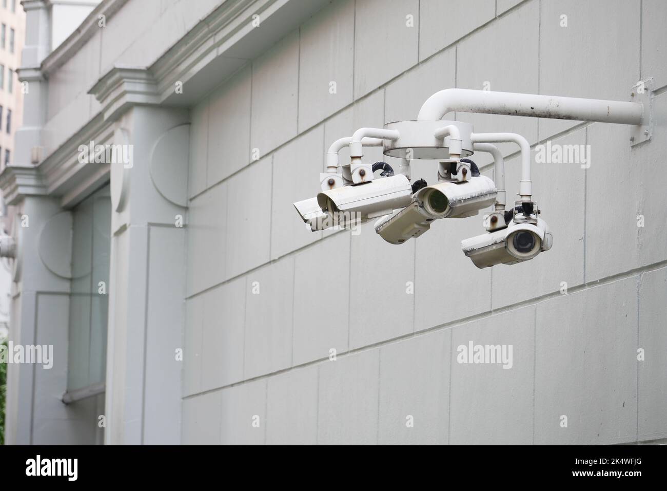Fünf CCTV-Überwachungskameras, die außerhalb der U-Bahn-Station arbeiten Stockfoto