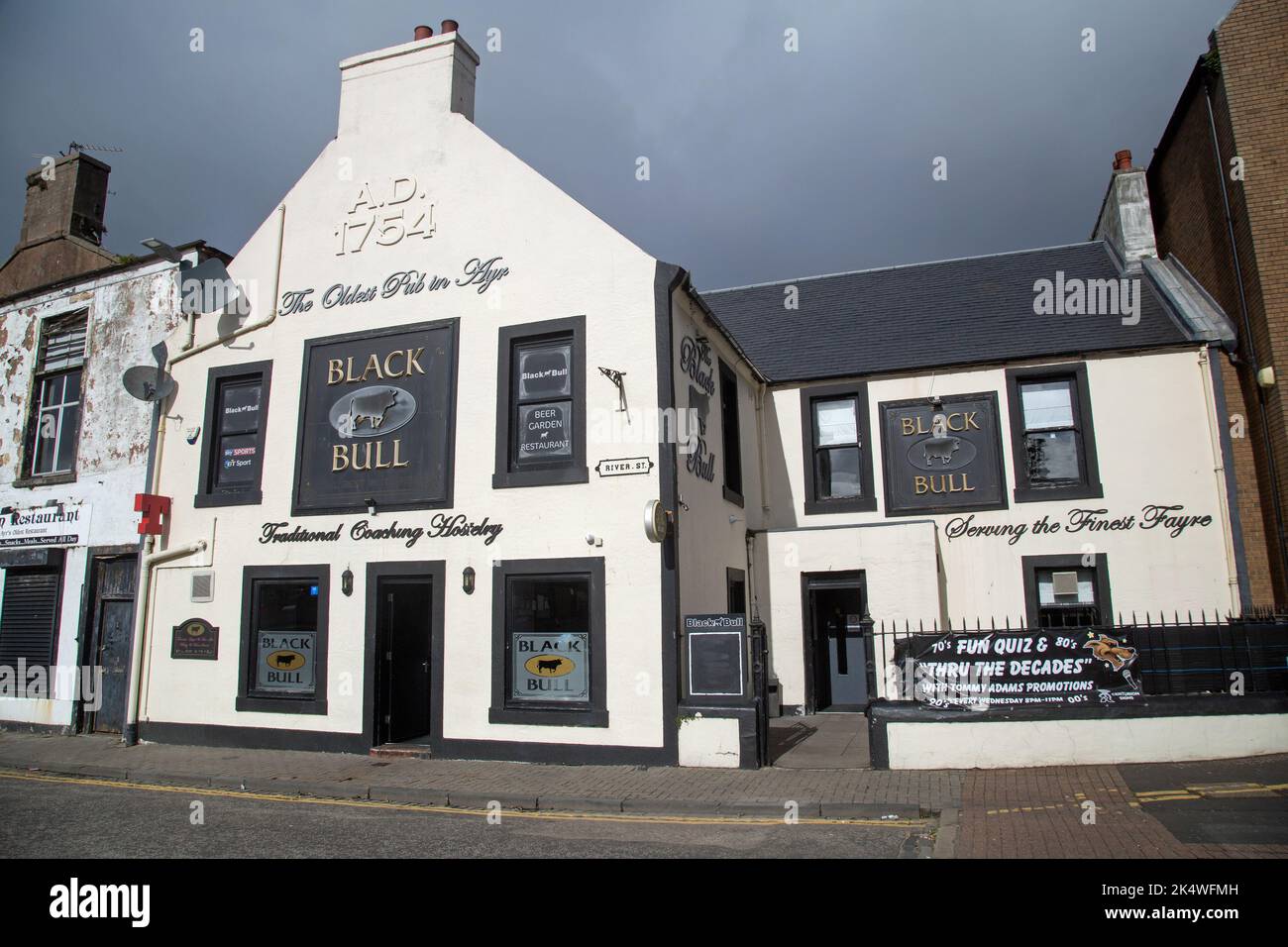Ayr, Ayrshire, Schottland, September 27. 2022, Blick auf den Black Bull Pub, der angeblich der älteste in Ayr ist. Stockfoto