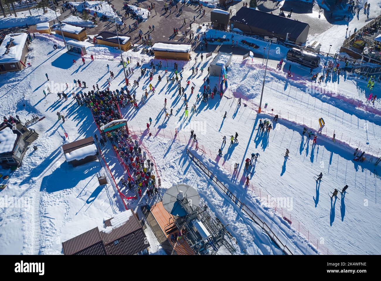 Luftaufnahme einer Menschenmenge in der Skiliftstation. Stockfoto