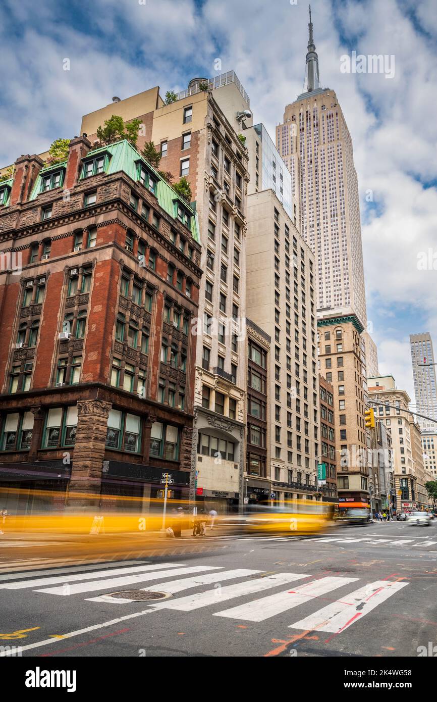 5. Avenue und Empire State Building, Manhattan, New York, USA Stockfoto