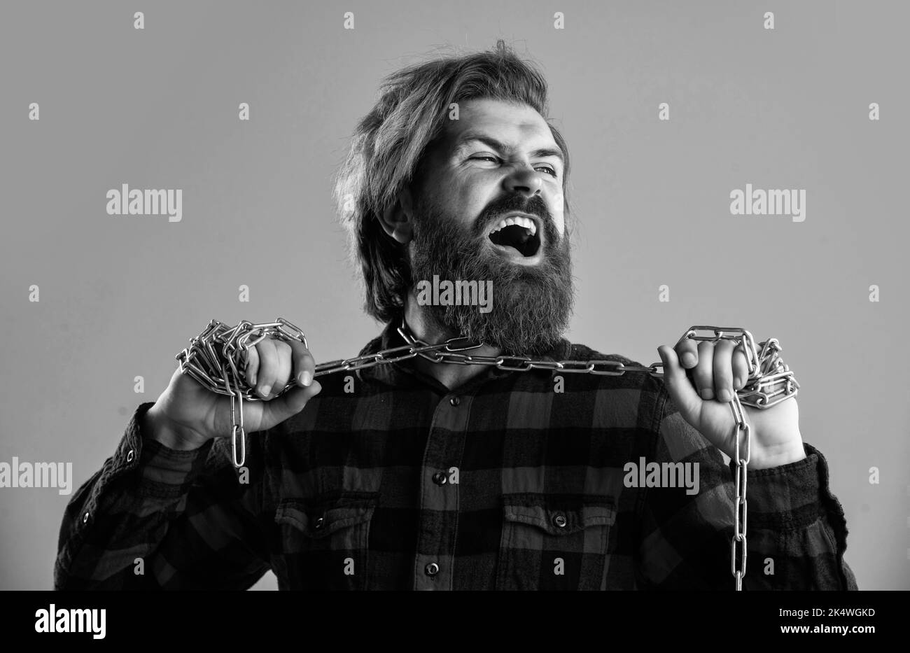 Der Mann arbeitete mit einer Kette um den Hals, Asthma und Husten Stockfoto