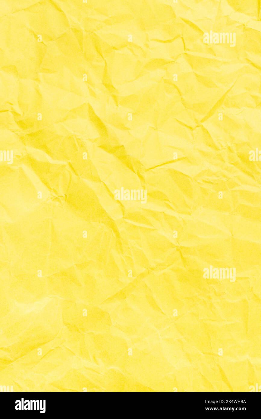 Gelbes zerknittertes Papier mit Hintergrundstruktur. Vollformat Stockfoto