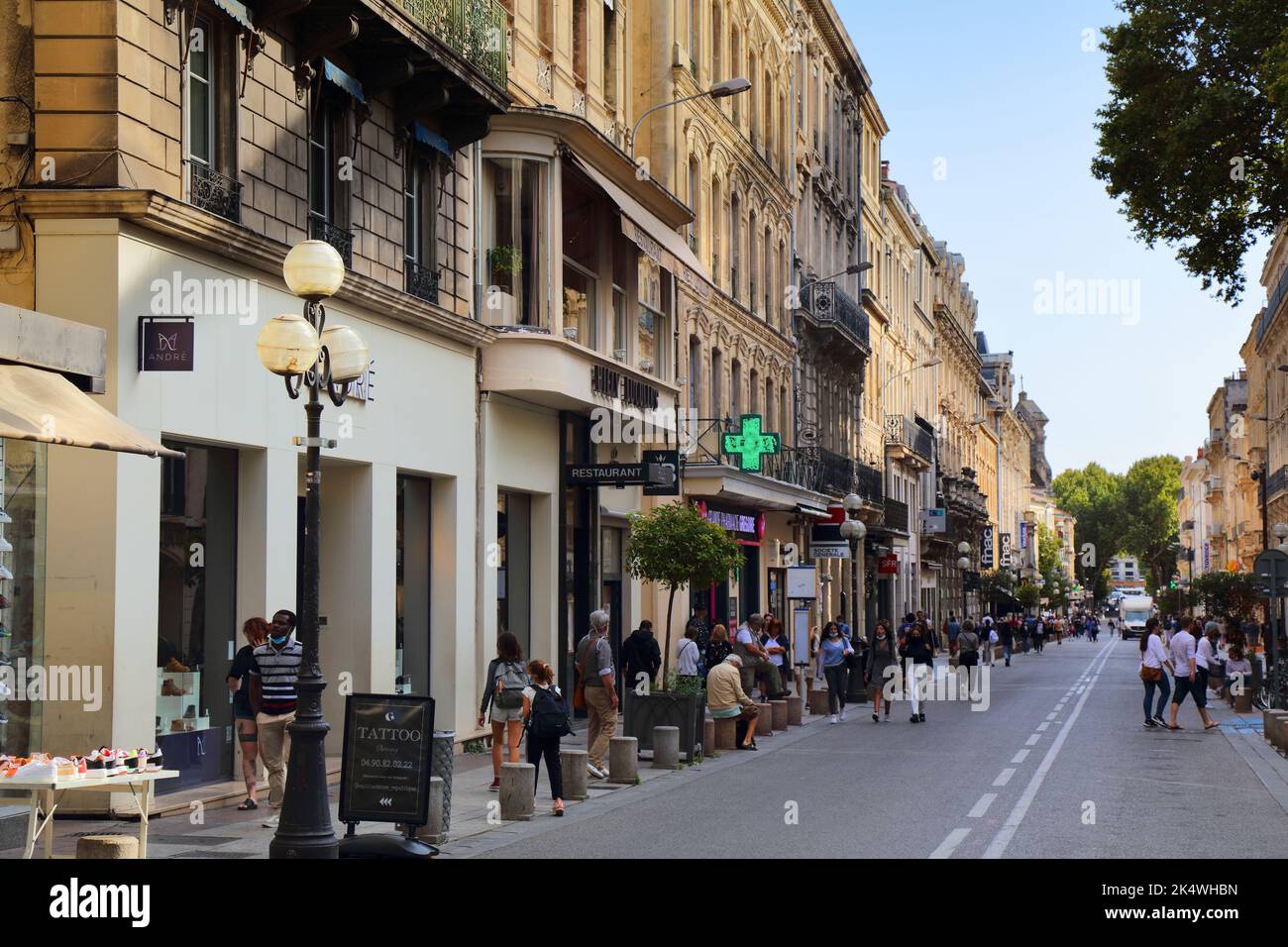 AVIGNON, FRANKREICH - 30. SEPTEMBER 2021: Menschen gehen in der Innenstadt von Avignon, Frankreich. Das historische Zentrum von Avignon ist ein UNESCO-Weltkulturerbe. Stockfoto