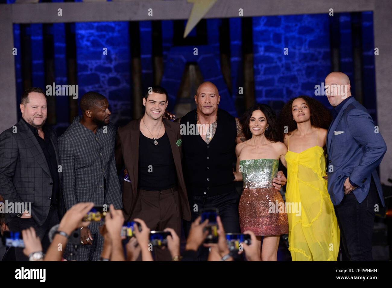 Mexiko-Stadt, Mexiko. 03. Oktober 2022. 3. Oktober 2022, Mexiko-Stadt, Mexiko: (L-R) Beau Flynn, Aldis Hodge, Noah Centineo, Dwayne Johnson, Sarah Shahi, Quintessa Swindell, Hiram García nehmen am Back Carpet der „Black Adam“-Fanveranstaltung im Diego Rivera Museum Teil. Am 3. Oktober 2022 in Mexiko-Stadt, Mexiko. (Foto von Carlos Tischler/ Quelle: Eyepix Group/Alamy Live News Stockfoto