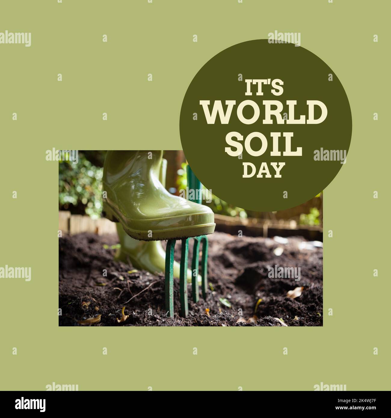 Zusammensetzung der Welt Boden Tag Text über Person mit Rechen im Garten Stockfoto