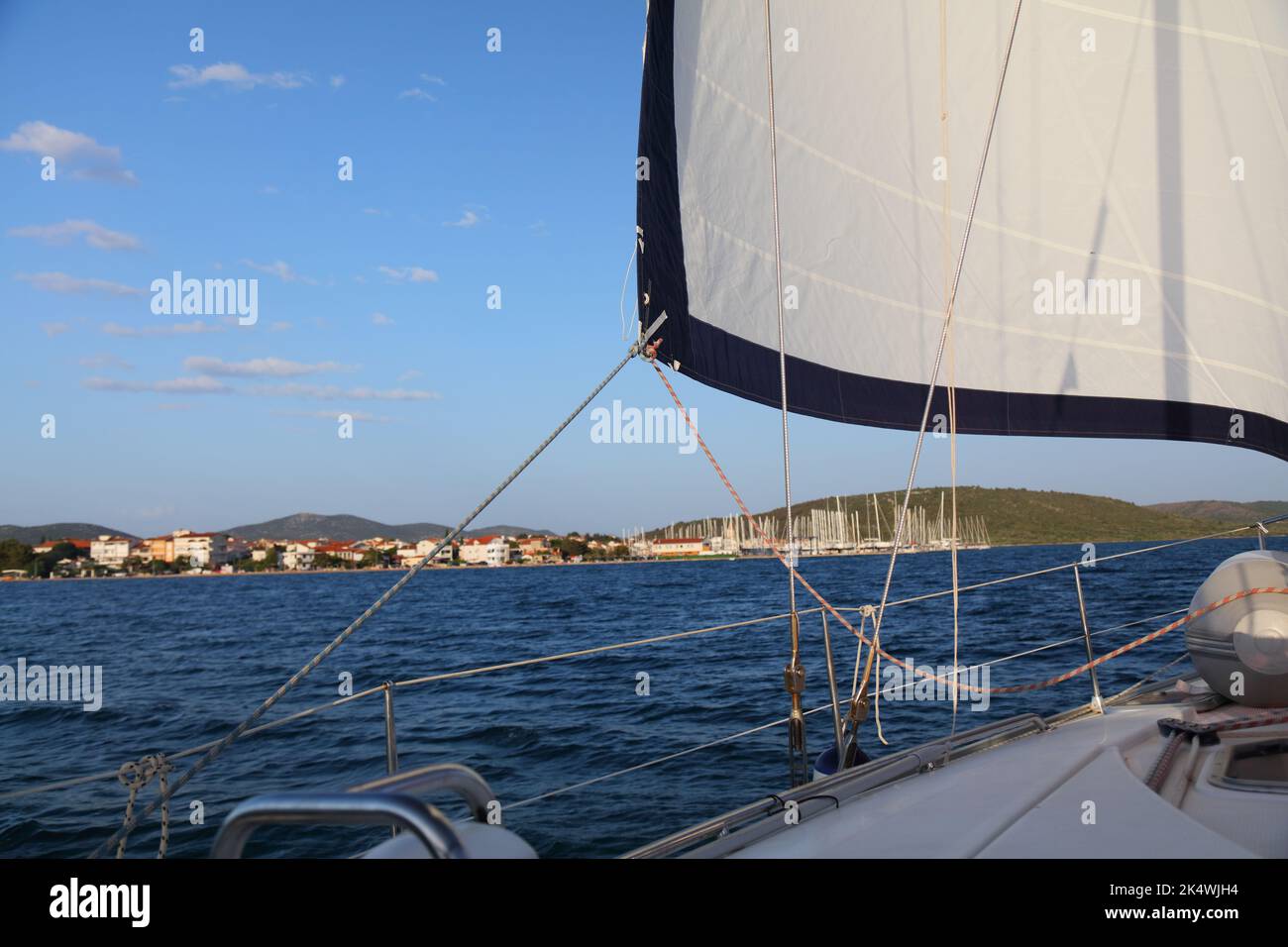 Segeln in Kroatien. Segelyacht-Charter in Pirovac, Kroatien. Stockfoto