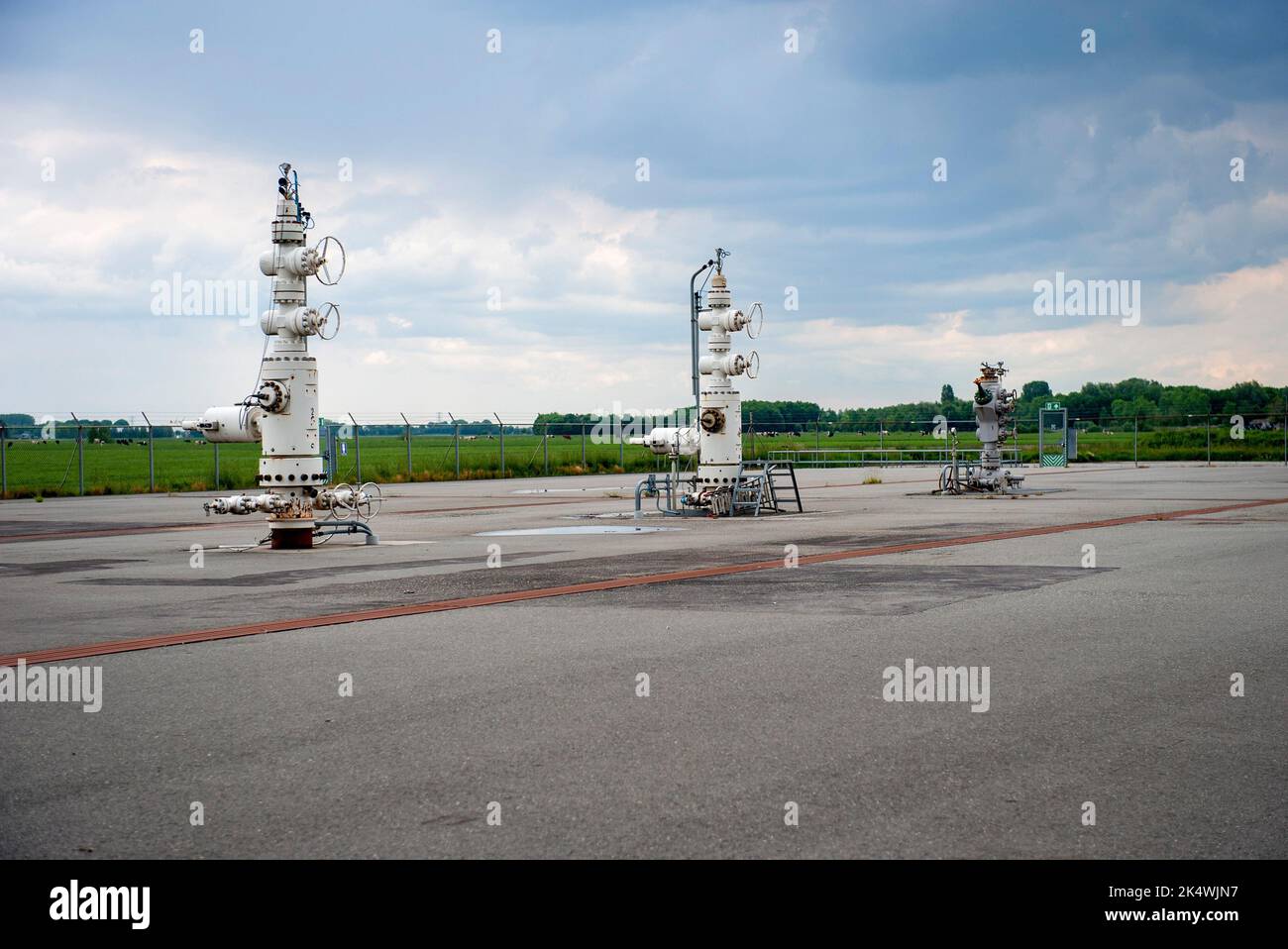Drei geschlossene Gashähne von einem Gasgewinnungsstandort des Groninger Gasfeldes in der Nähe des Dorfes Loppersum im nördlichen Teil der Niederlande. Stockfoto