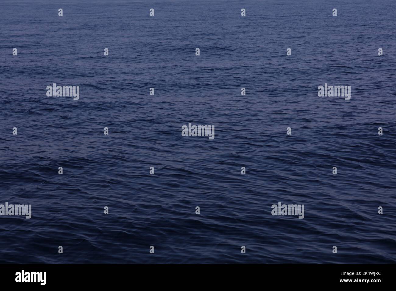 Dunkelblauer Ozean Hintergrund. Tiefe Oberflächenstruktur des Ozeans. Stockfoto