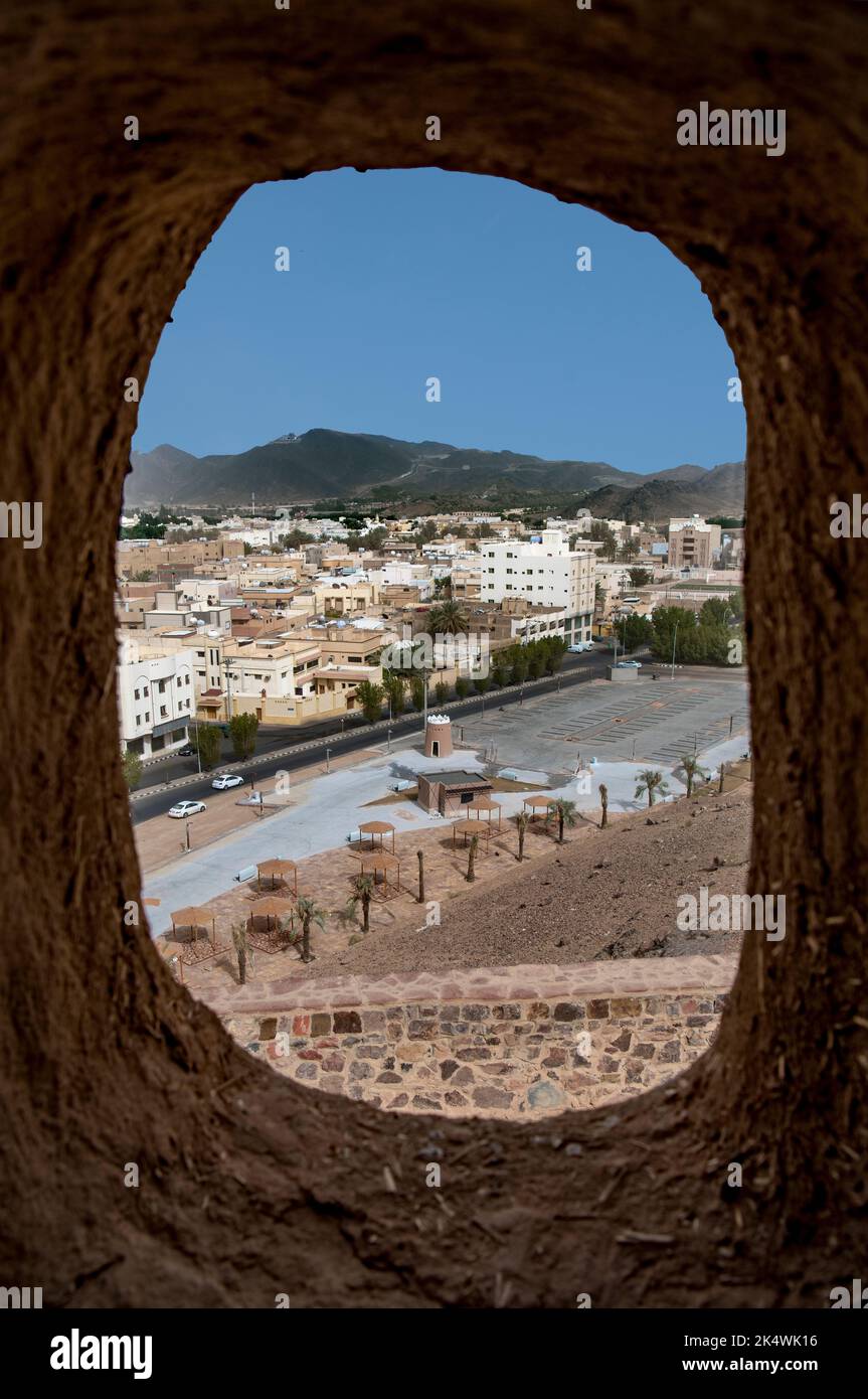Blick auf die Stadt Hail durch die Mauer von A'Arif Fort Saudia Arabia Stockfoto