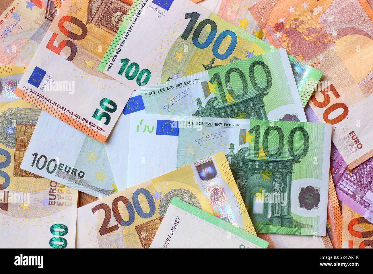 Hintergrund der Euro-Geldscheine. Europäische Papiergeld-Textur mit 50, 100 und 200 Euro Scheinen. Stockfoto