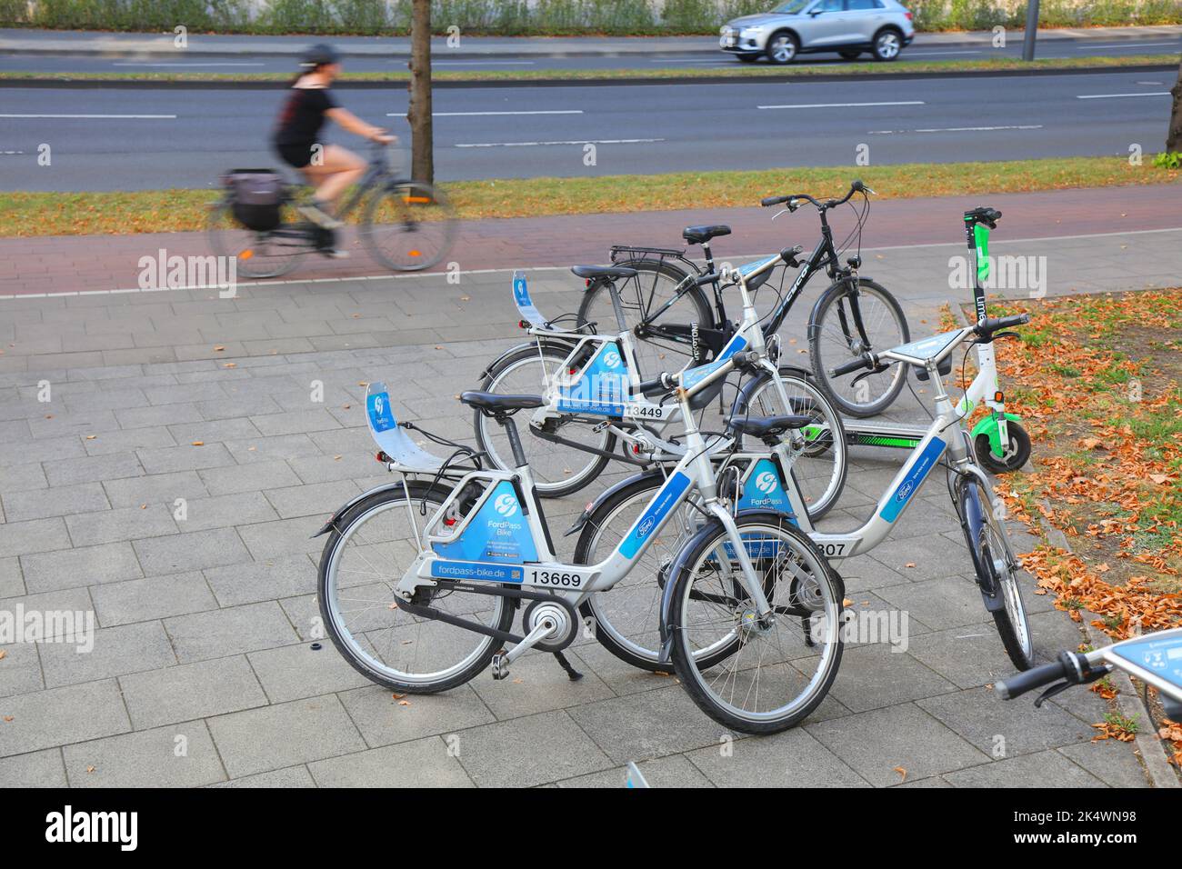 KÖLN, DEUTSCHLAND - 21. SEPTEMBER 2020: FordPass Bike parkte Fahrräder zur Miete in Köln. FordPass ist eine Fahrrad-Sharing-App mit Handy. Stockfoto