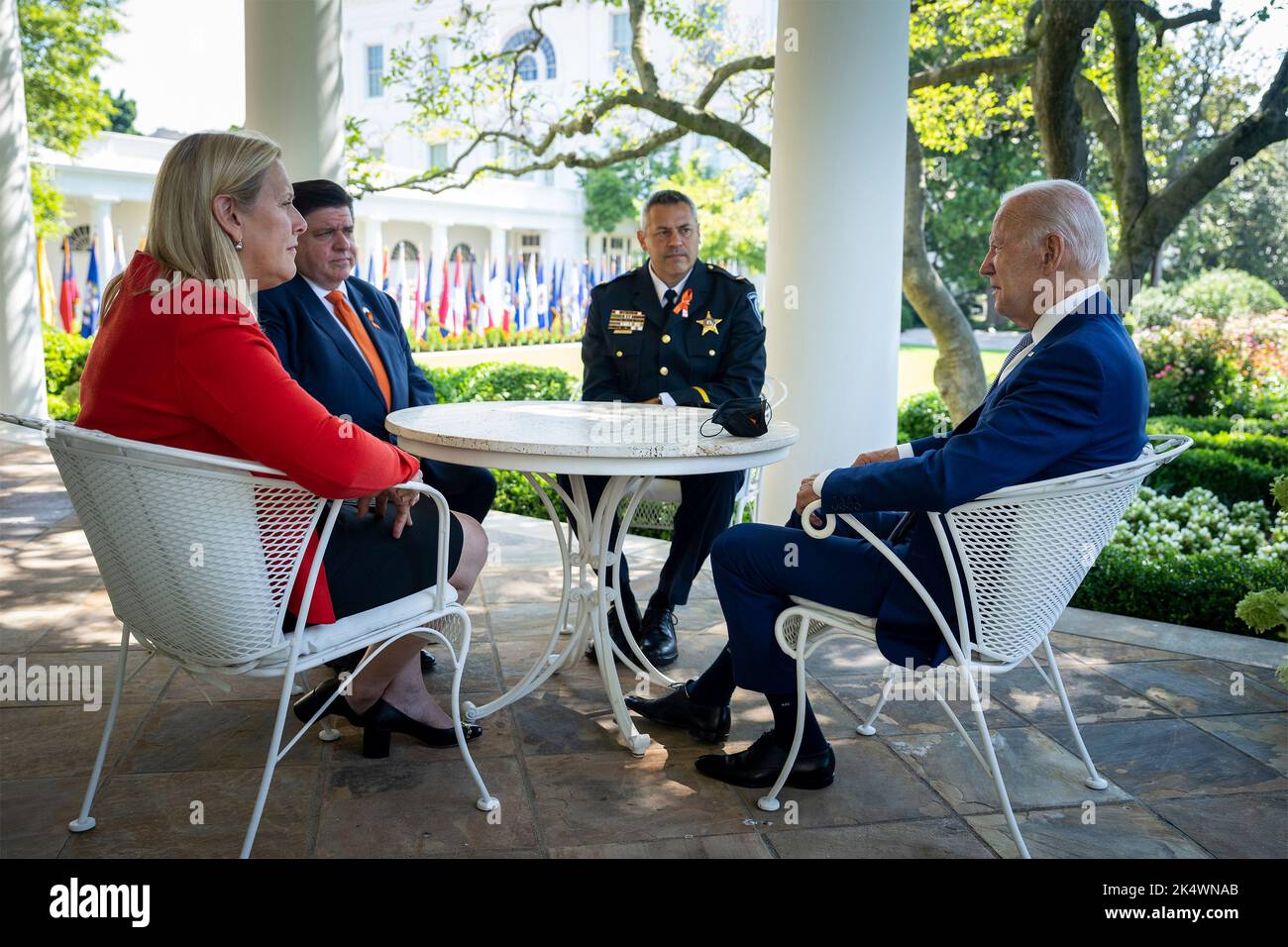 Washington, Usa. 11. Juli 2022. US-Präsident Joe Biden, Illinois Beamte vor einer Veranstaltung, die die Verabschiedung des überparteilichen Safer Communities Act auf der Terrasse vor dem Oval Office im Weißen Haus, 11. Juli 2022, in Washington, D.C., im Uhrzeigersinn von Biden: Highland Park Mayor Nancy Rotering, Illinois Gov. J.B. Chris O'Neil, Polizeichef von Pritzker und Highland Park, Washington, USA. 11. Juli 2022. Stockfoto