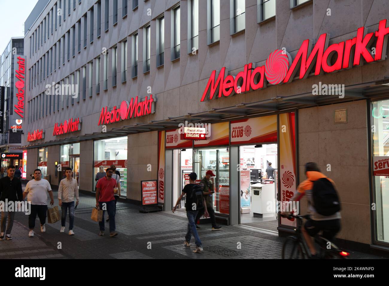 KÖLN, DEUTSCHLAND - 21. SEPTEMBER 2020: Menschen gehen durch den MediaMarkt in Köln, Deutschland. Media Markt ist das größte Geschäft für Unterhaltungselektronik Stockfoto