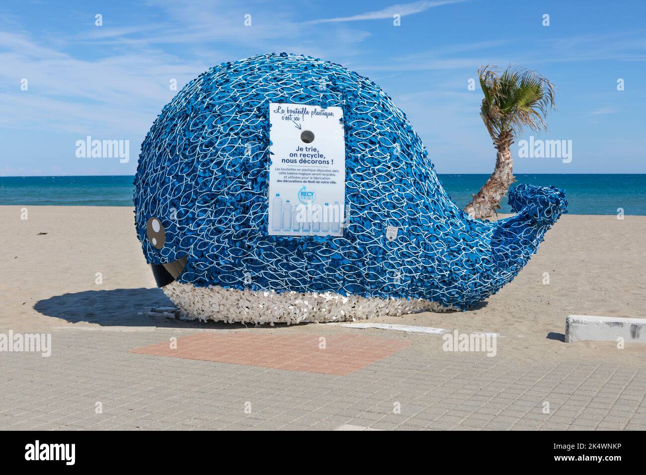 Ein Blauwal zum Recycling von Plastikflaschen auf All. Des Arts, Le Barcares, Frankreich Stockfoto