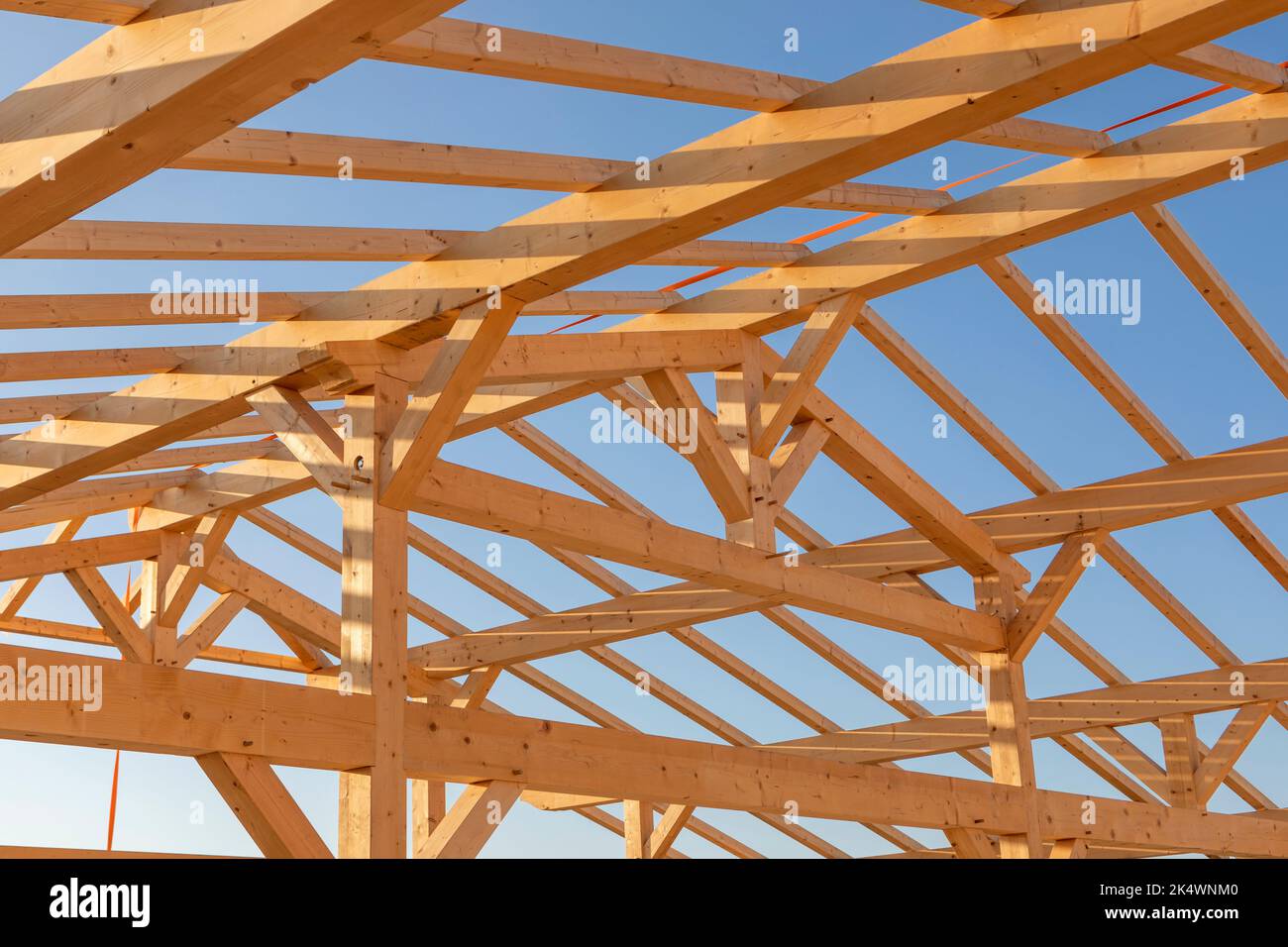 Eine robuste Dachkonstruktion aus Holz vor einem klaren blauen Himmel Stockfoto