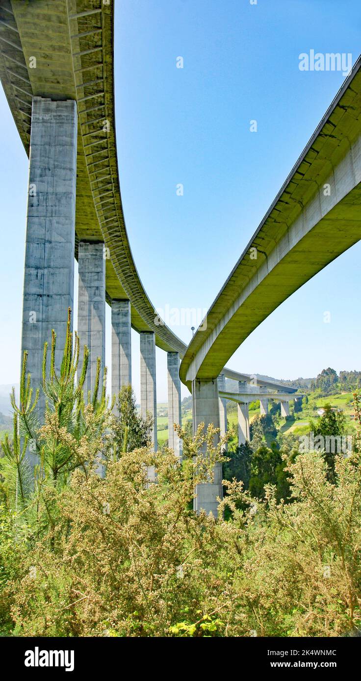 Architektonisches Detail der Säulen, Stützen und Säulen eines Viadukts im Fürstentum Asturien, Spanien, Europa Stockfoto