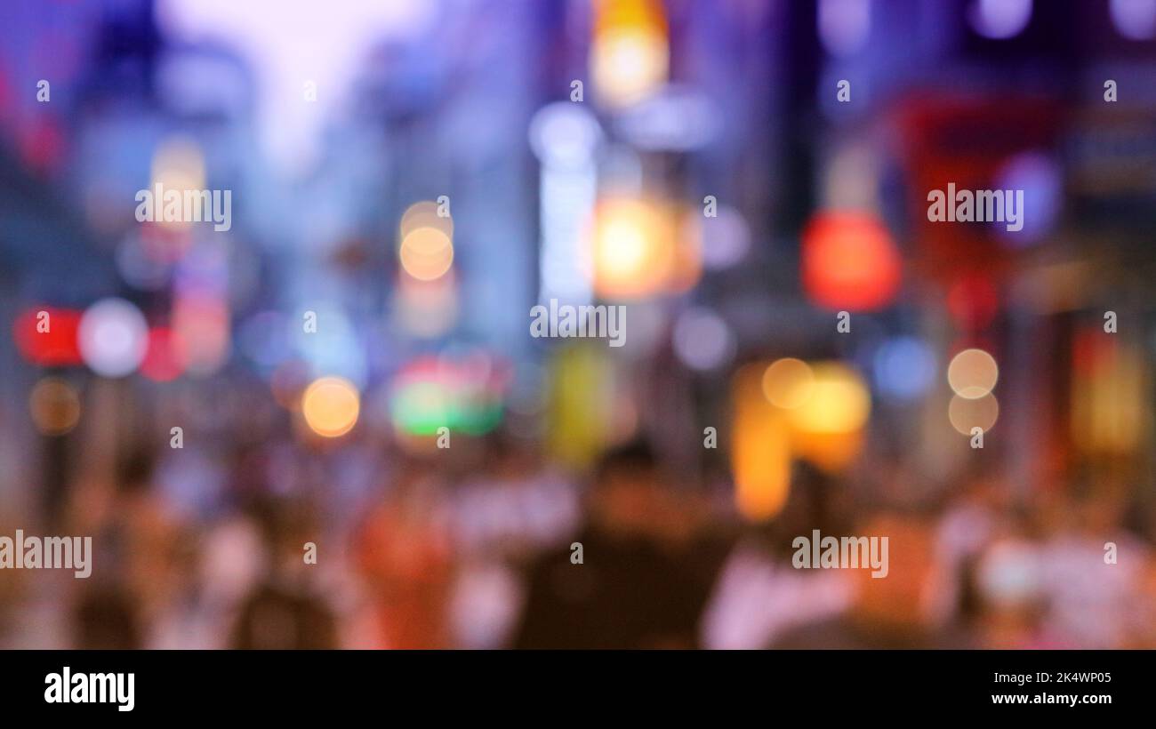 Big City Lights - entkochte Einkaufsstraße in Köln City, Deutschland. Verschwommene Neons. Stockfoto