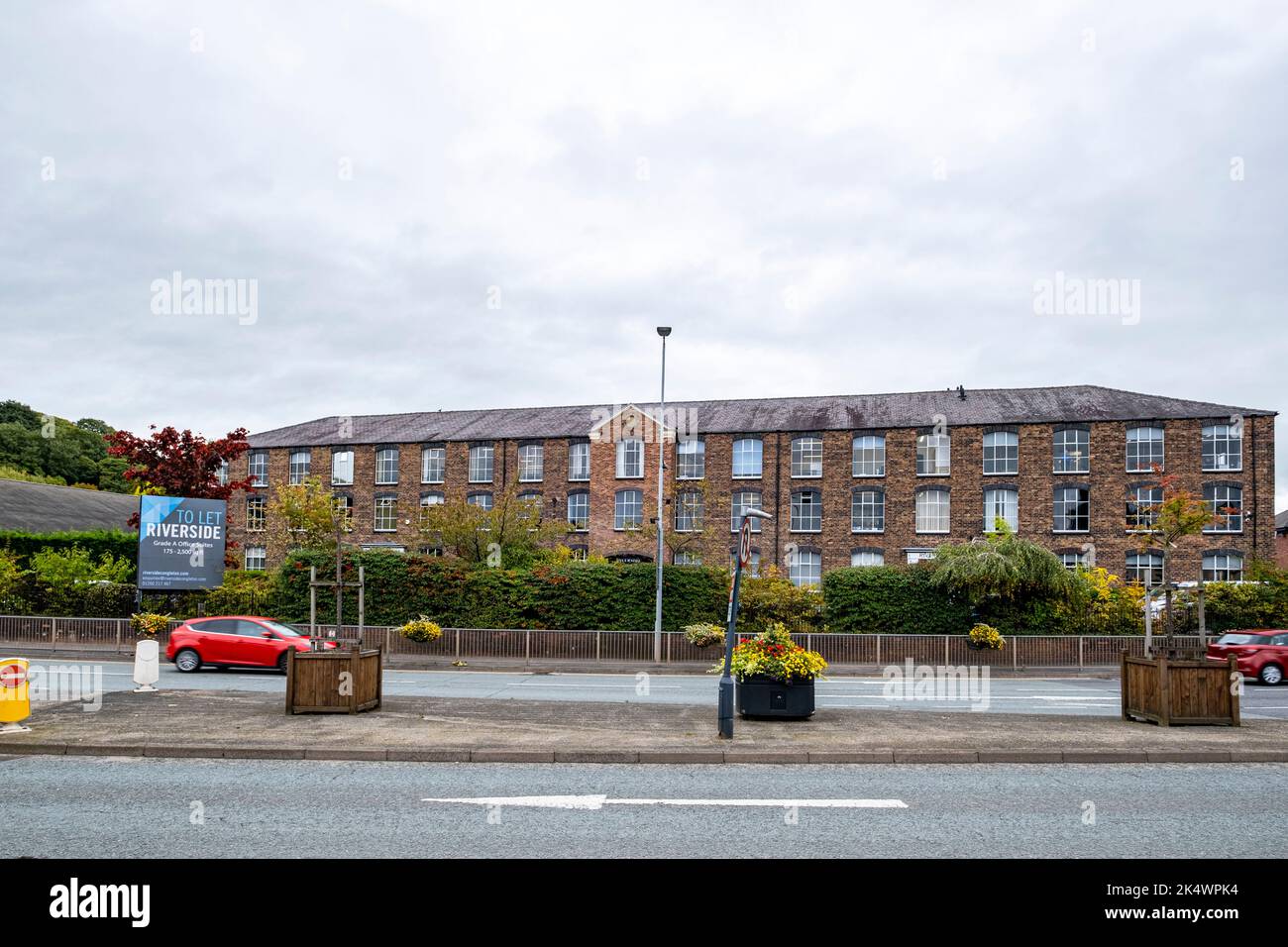 Riverside, eine ehemalige Mühle, wurde in Congleton, in Großbritannien, in Bürosuiten umgewandelt Stockfoto