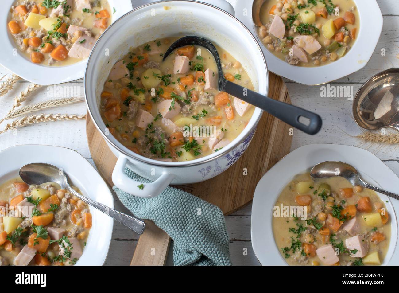 Esstisch mit herzhaftem Eintopf Stockfoto