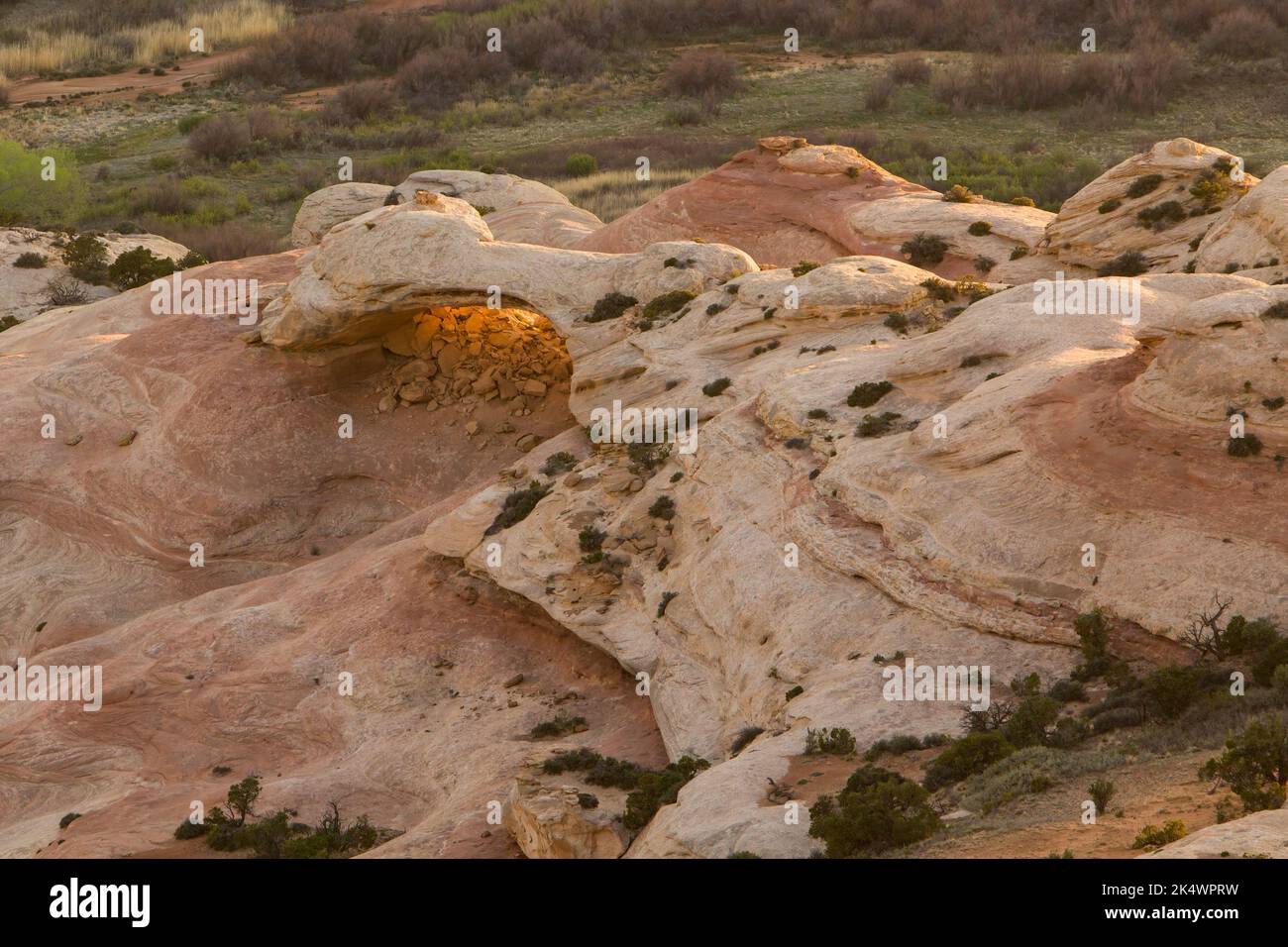 Wedding Ring Arch im Needles District des Canyonlands National Park, Utah. Blick vom Big Pocket auf Cathedral Point. Stockfoto