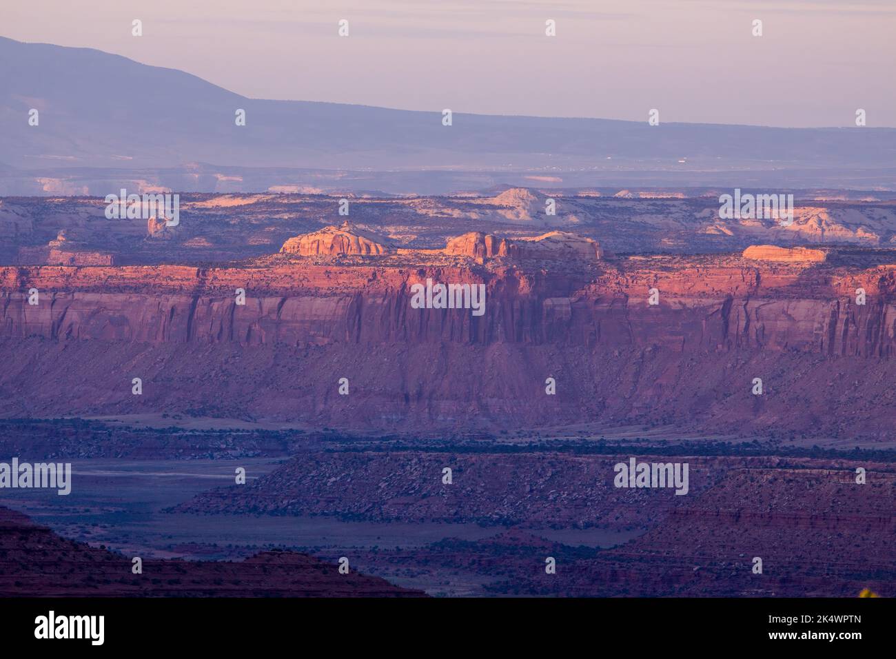 Blick auf den Sonnenuntergang nach Nordosten über dem Canyon Rims Recreation Area vom Big Pocket Overlook auf Cathedral Point. Utah. Stockfoto