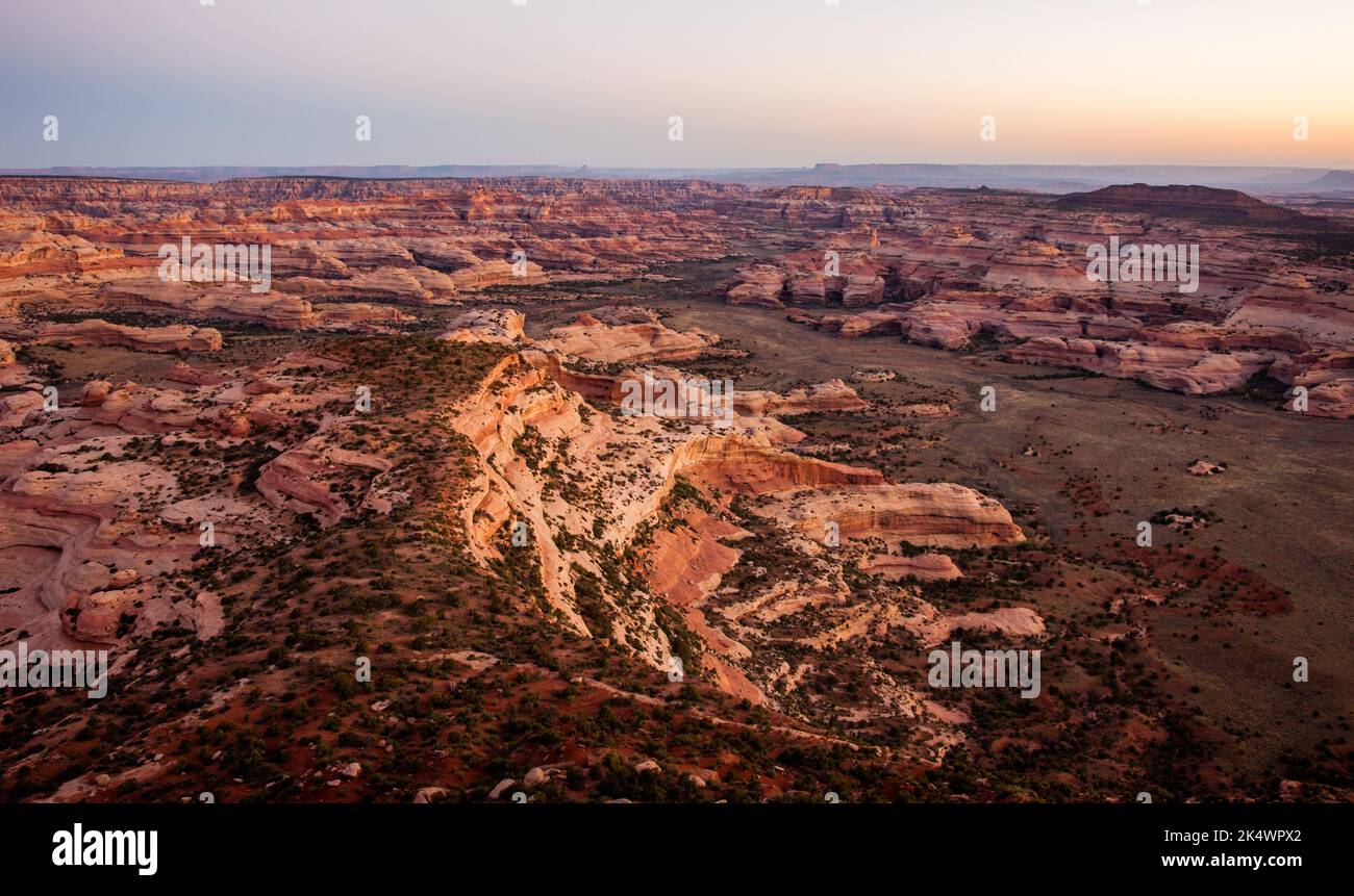 Blick auf den Needles District von Canyonlands NP bei Sonnenaufgang vom Big Pocket Overlook auf Cathedral Point. Utah. Stockfoto