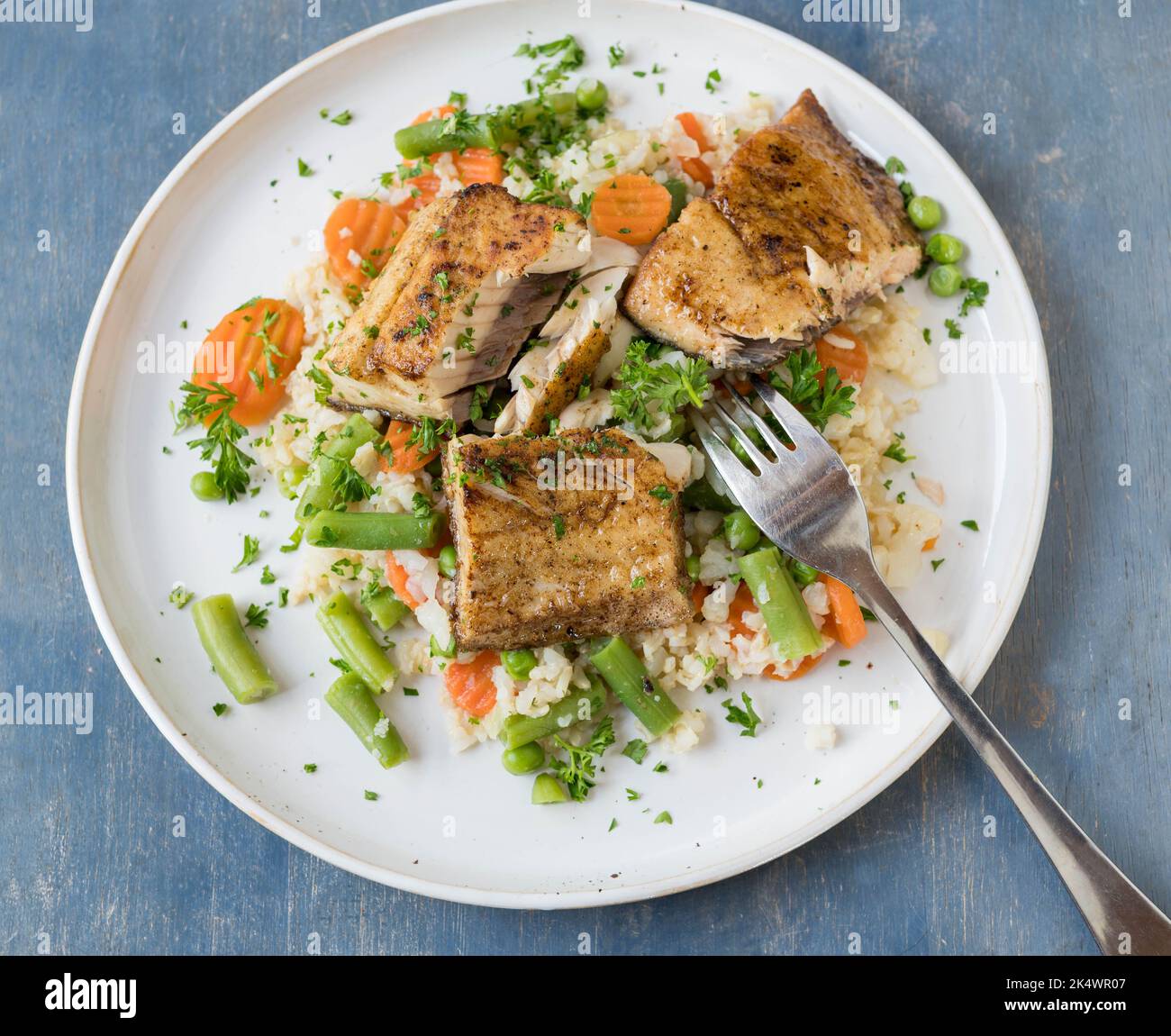 Gesundes Fischessen oder Mittagessen mit gebratenem Lachs, Gemüse und braunem Reis. Stockfoto