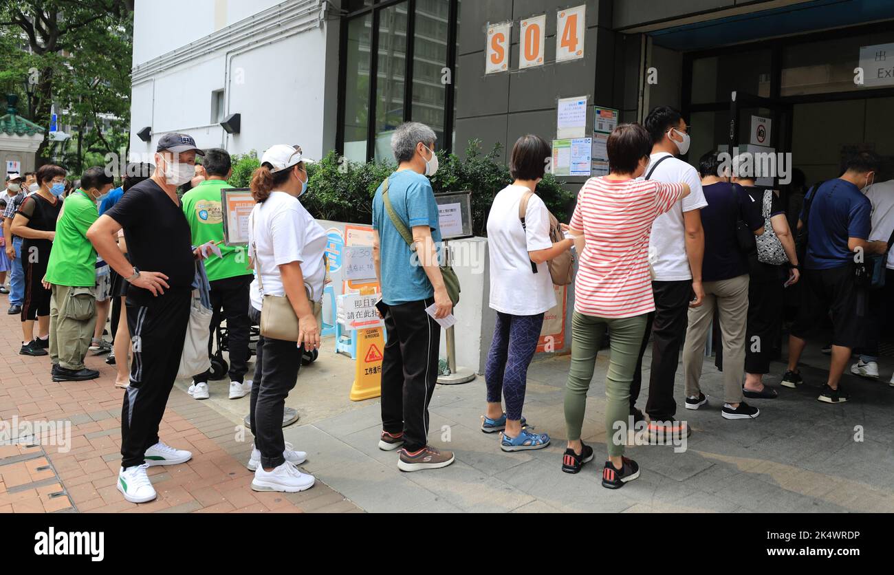 Im Kwun Chung Sports Center in Jordanien stehen die Menschen in einer kommunalen Impfstelle an, die den Sinovac-Impfstoff für Personen ab 3 Jahren bereitstellt. 16SEP22 SCMP/Xiaomei Chen Stockfoto