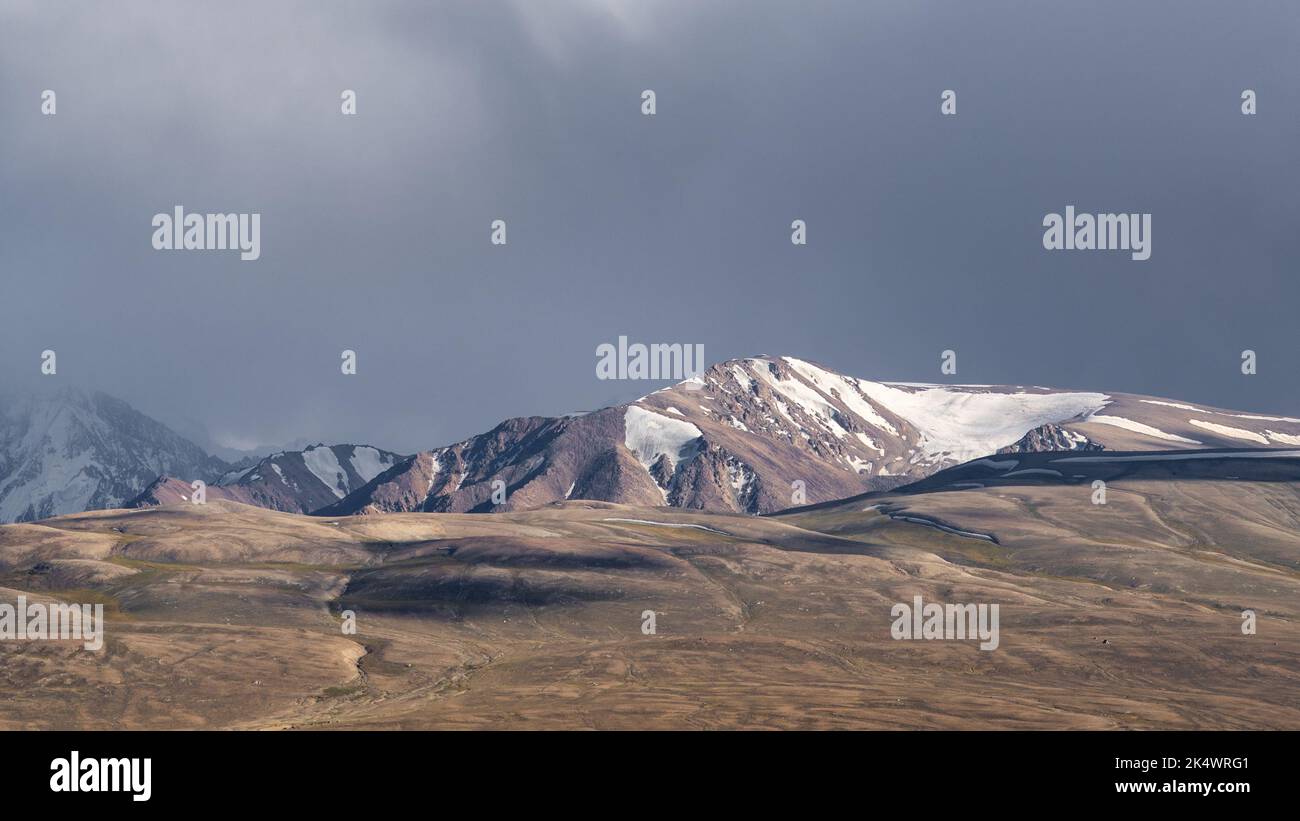 Spektakuläre Aussicht auf schneebedeckte Berge vom hochgelegenen Khargusch-Pass in Gorno-Badakshan, der Pamir-Region Tadschikistans Stockfoto