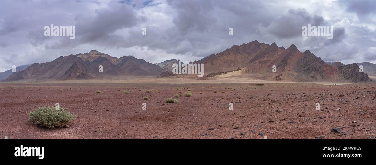 Panoramablick auf die hochgelegene rote Wüste auf dem Pamir Highway zwischen Murghab und AK Baital Pass, Gorno-Badakshan, Tadschikistan Stockfoto