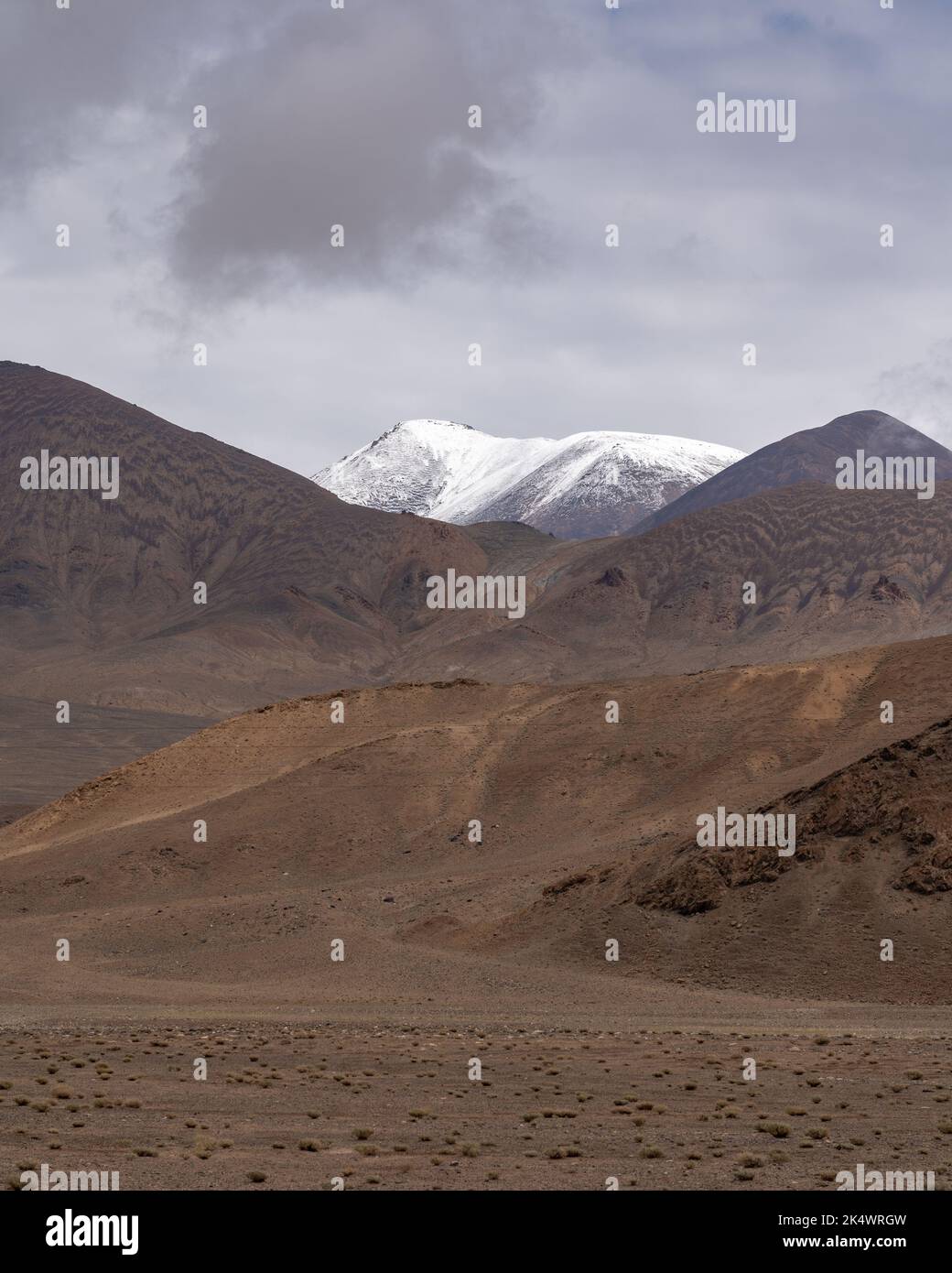 Wunderschöne Farben der Höhenberge auf dem Pamir Highway nahe dem AK Baital Pass, Murghab Bezirk, Gorno-Badakshan, Tadschikistan an einem düsteren Tag Stockfoto