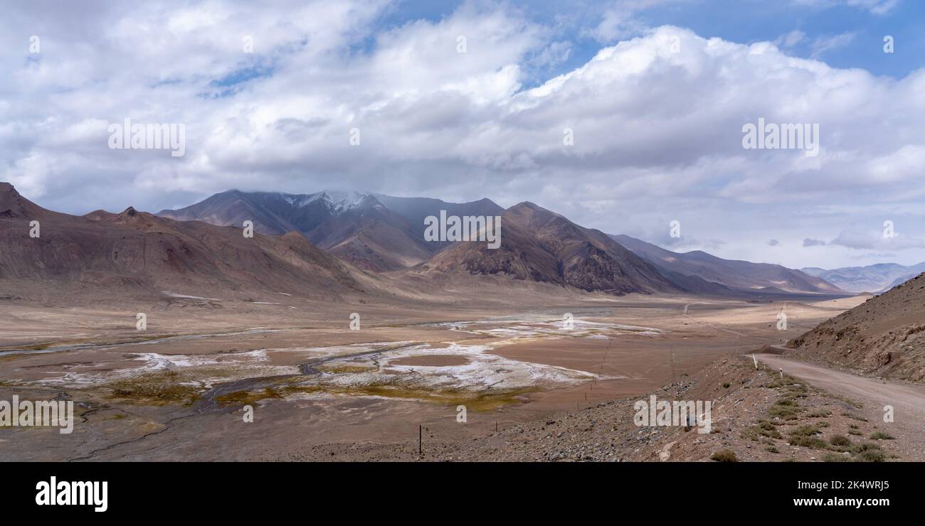 Farbenprächtiges Berglandpanorama am AK Baital Pass entlang des Pamir Highway, Murghab, Gorno-Badakshan, Tadschikistan Stockfoto