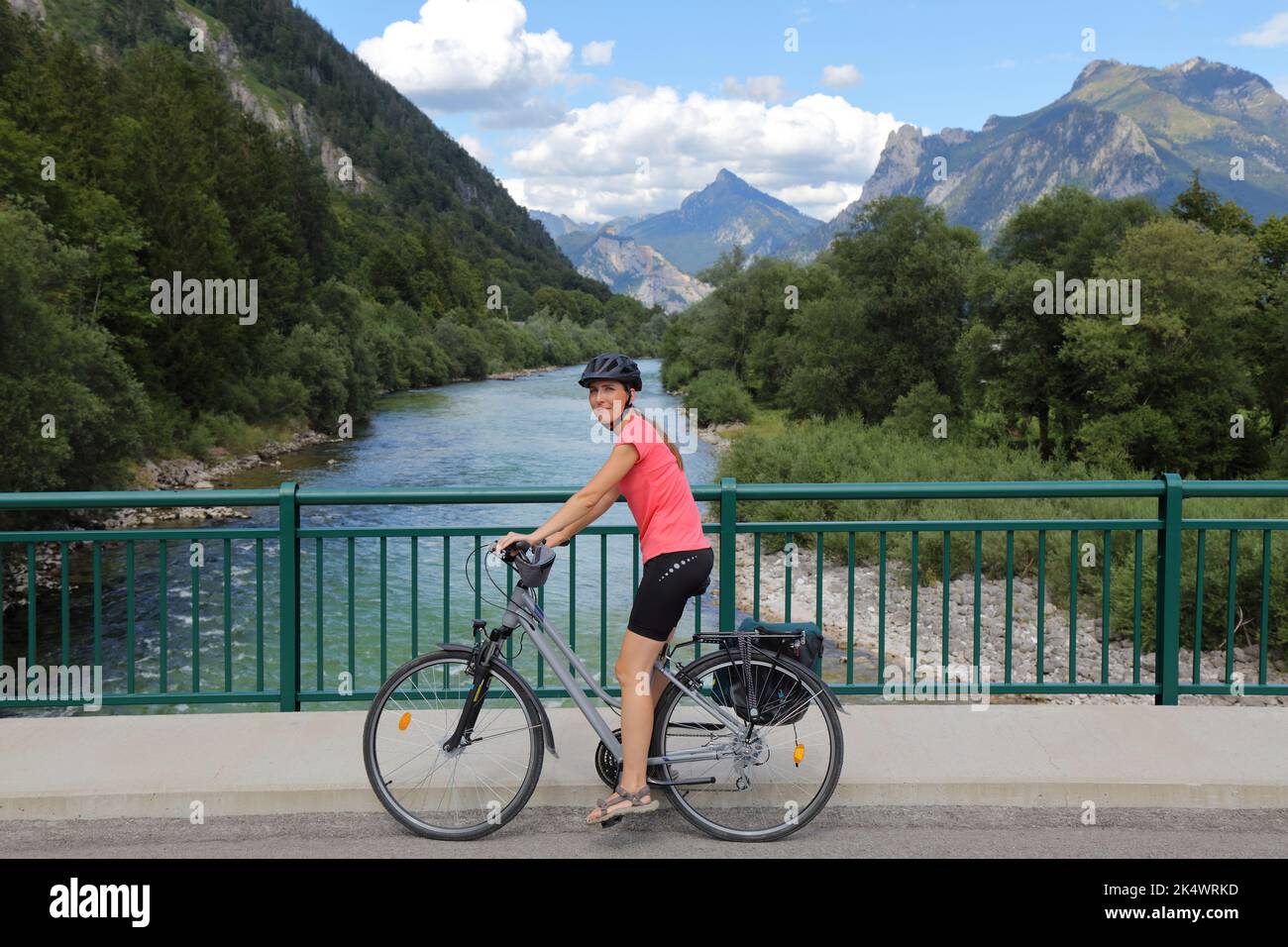 Tourist auf dem Fahrrad in der Nähe von Ebensee im Salzburger Land, Österreich. Radfahrerin auf der Salzkammergut-Radroute (Salzkammergut-Radweg). Stockfoto